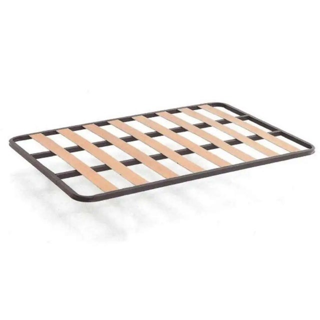 Base de cama de 135x180 cm em tubo de aço de 30x30 mm com reforço central de ripas de choupo (sem pés)