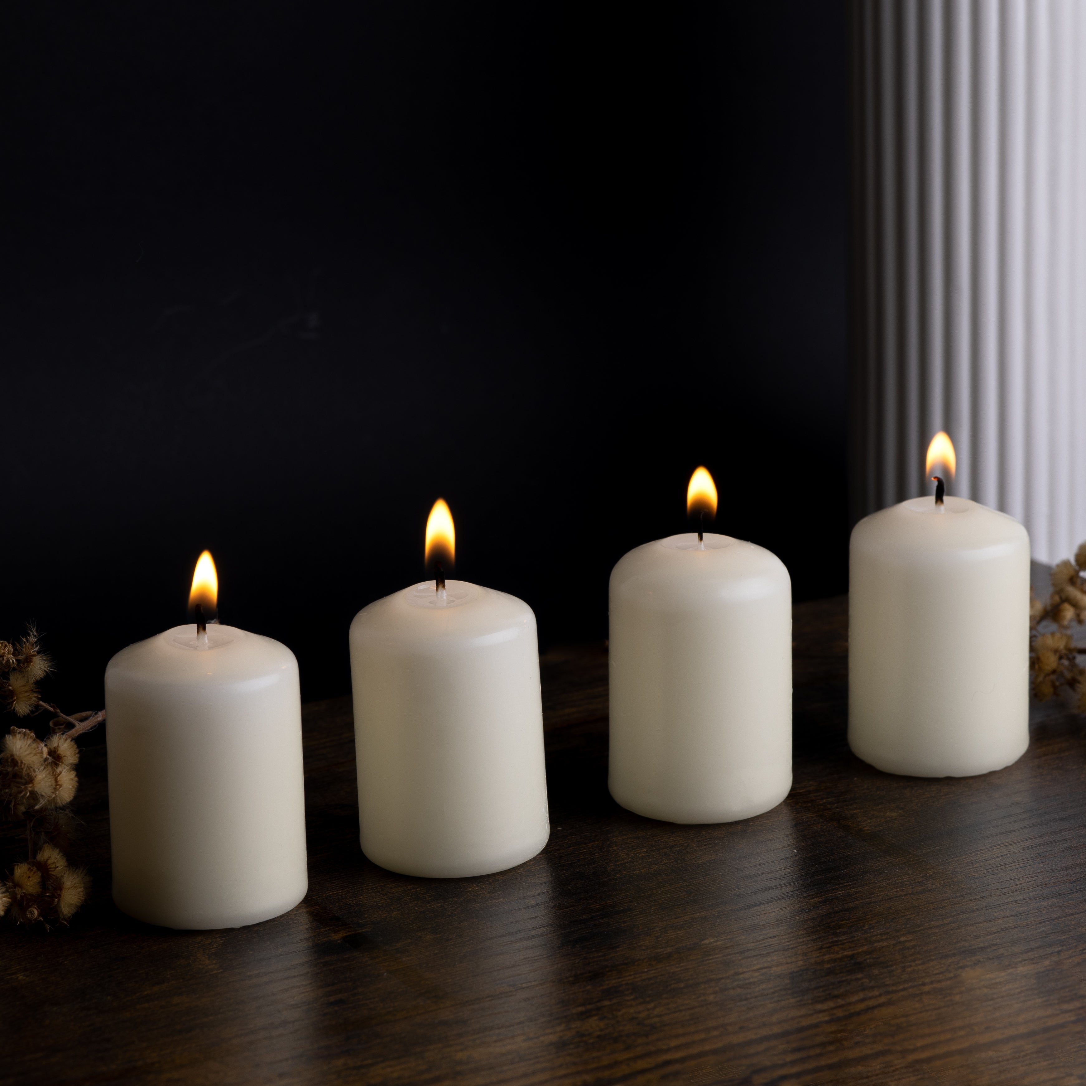 Lot de 4 bougies cylindriques. Bougies décoratives pour la maison. Bougies non parfumées de longue durée. Couleur ivoire. Dimensions : 6 x 4 cm - 4
