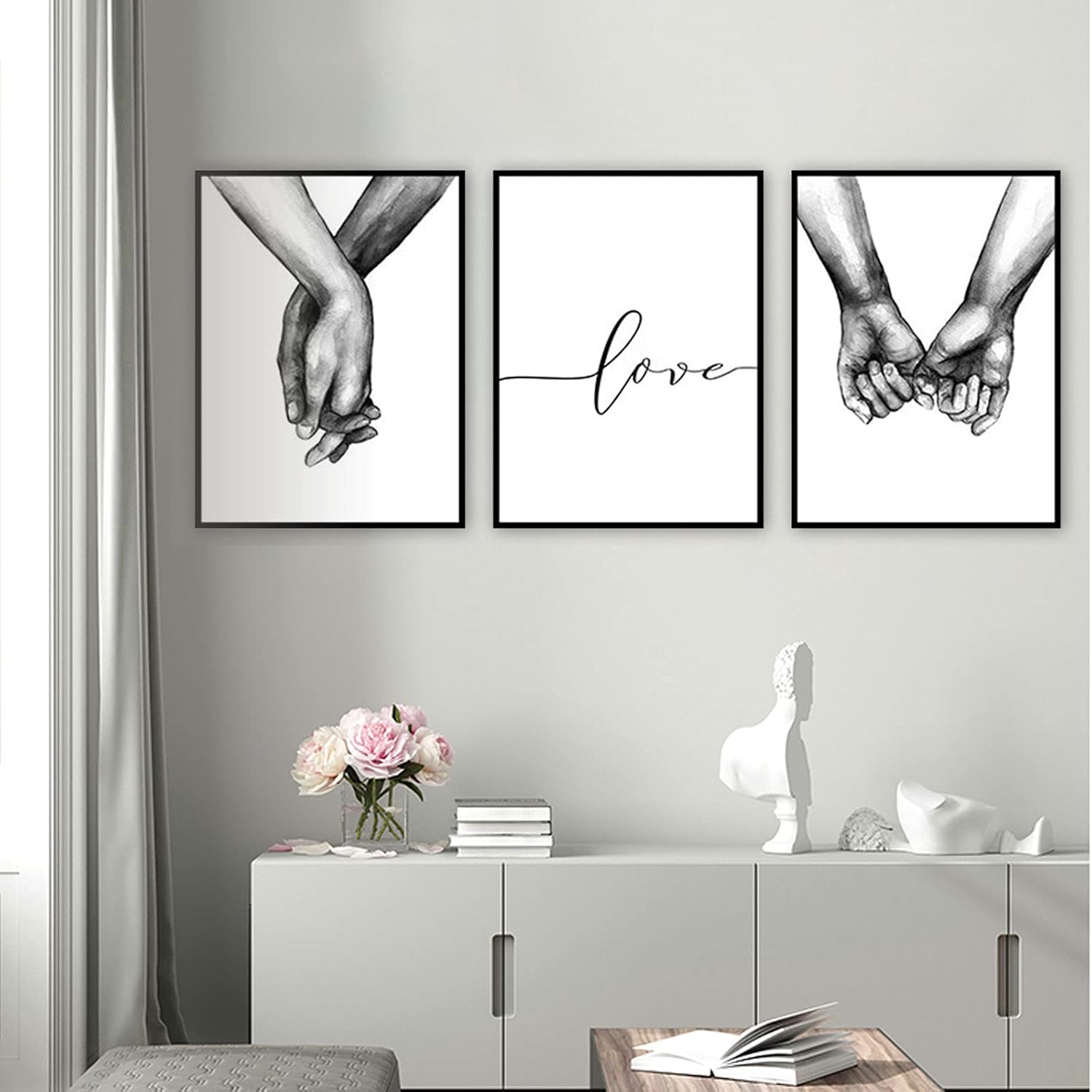 Zestaw 3 czarno-białych plakatów o wymiarach 40 x 50 cm (szer.) przedstawiających dłonie trzymające się za ręce i cytat o miłości. Dekoracja ścienna