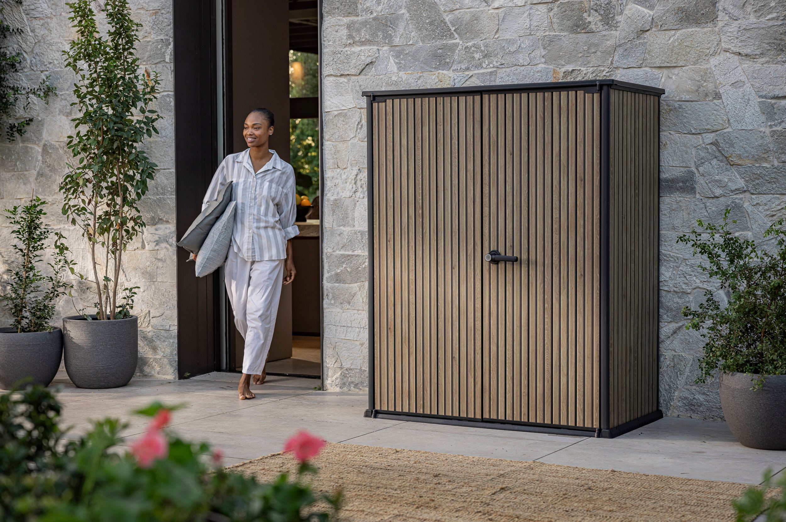 Armadio da Giardino Porta Attrezzi Keter Vertical Store in Resina Effetto Doghe Veneziane - 1400L, 140x73,6x170,4 cm - 2