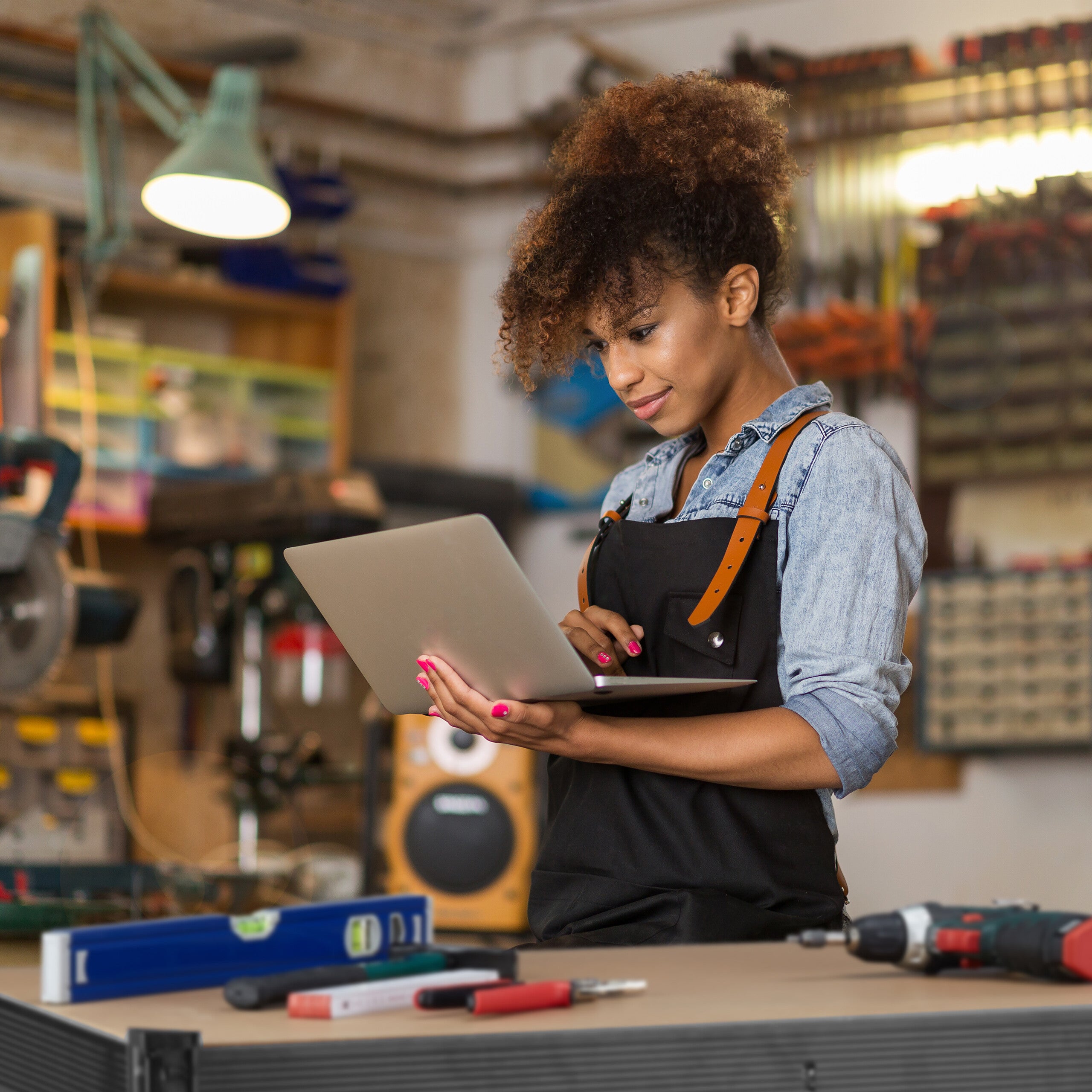 Banc de travail, 600 kg, atelier, HxLxP: 91x141x61 cm, 2 niveaux réglables, rangement acier & MDF, noir, Relaxdays - 3