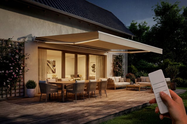 Store banne motorisé à LED semi-coffre structure blanche FAZZIO 5x3m toile beige