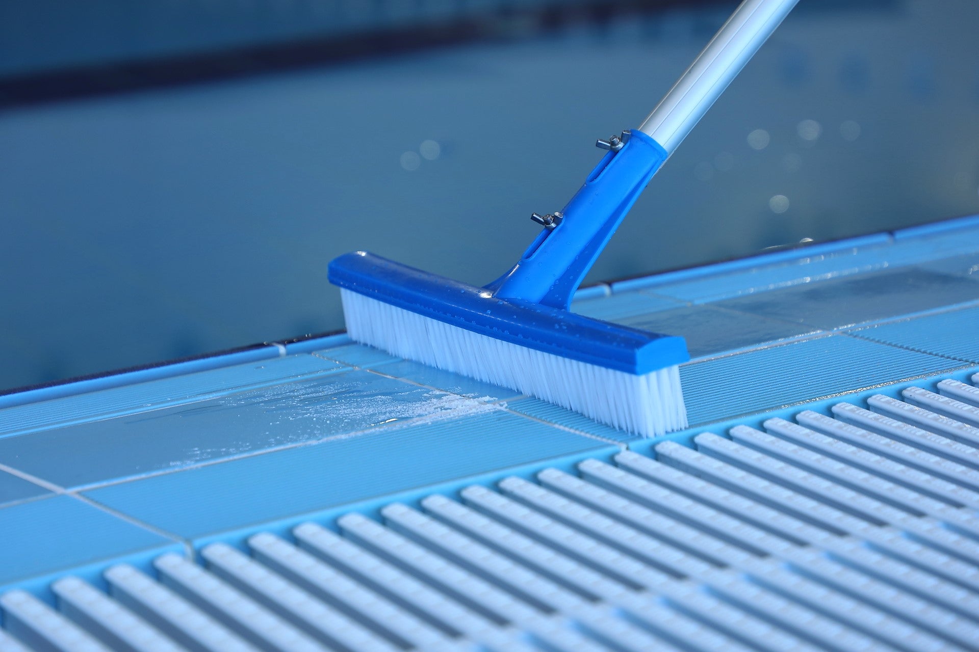 SIQUA Cepillo con pértiga Fija para Piscina, indicado para la Limpieza de Paredes, Azulejos y Suelos. Pertiga Aluminio 1,3M. - 3