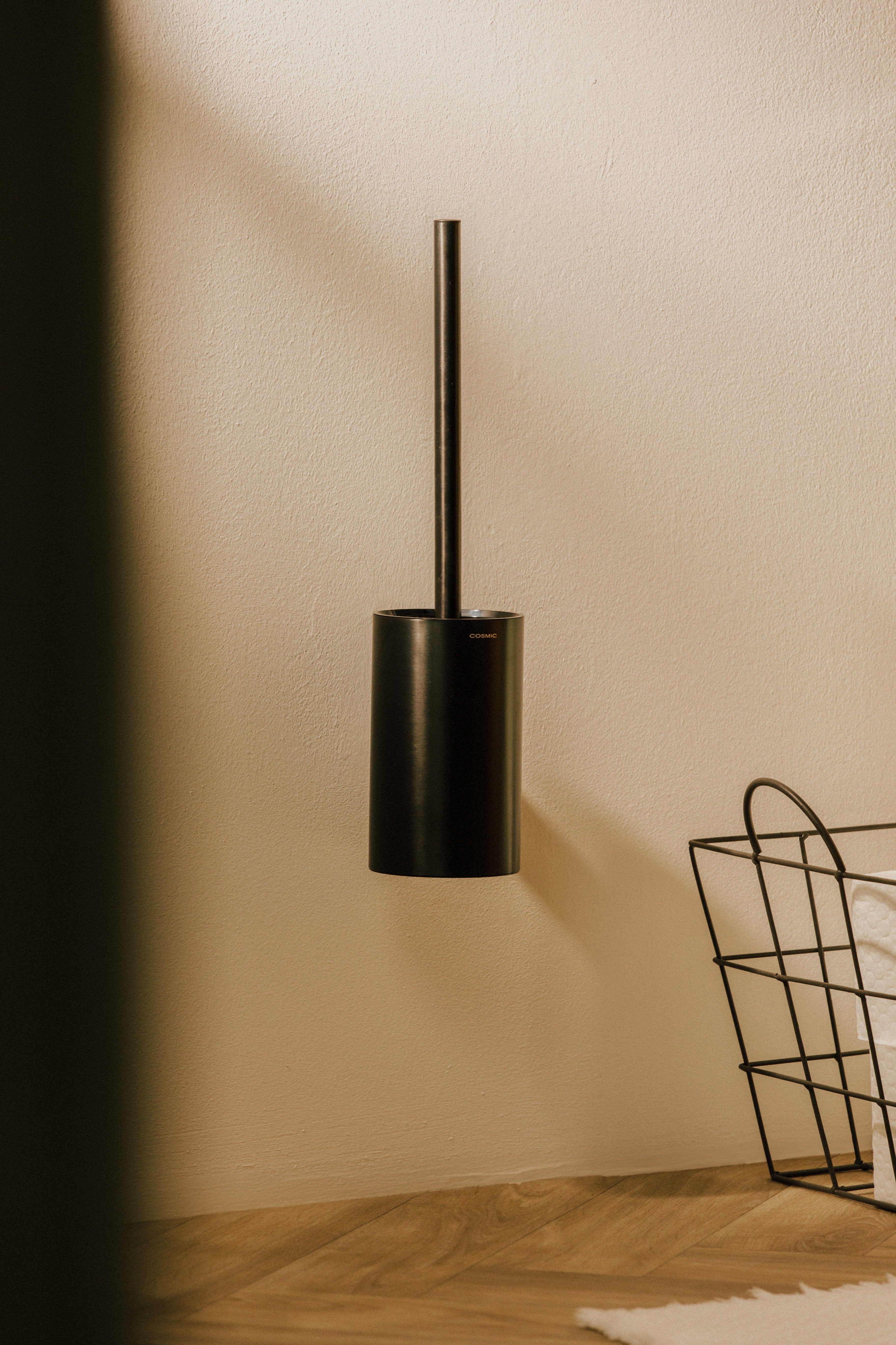 Escobillero De Suelo COSMIC NEA - Acero Inoxidable Y Plástico, Color Negro Mate, Diseño Minimalista Para Baño Moderno