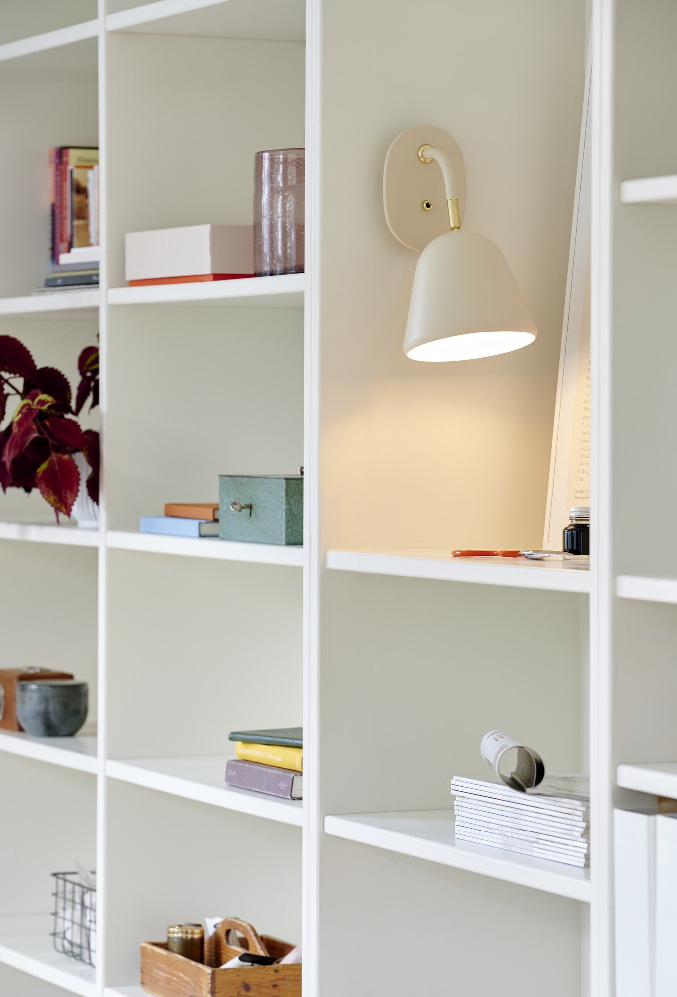 Elegancka beżowa lampa ścienna Nordic Fleur ze złotymi detalami i przełącznikiem 1xE14 w podstawie
