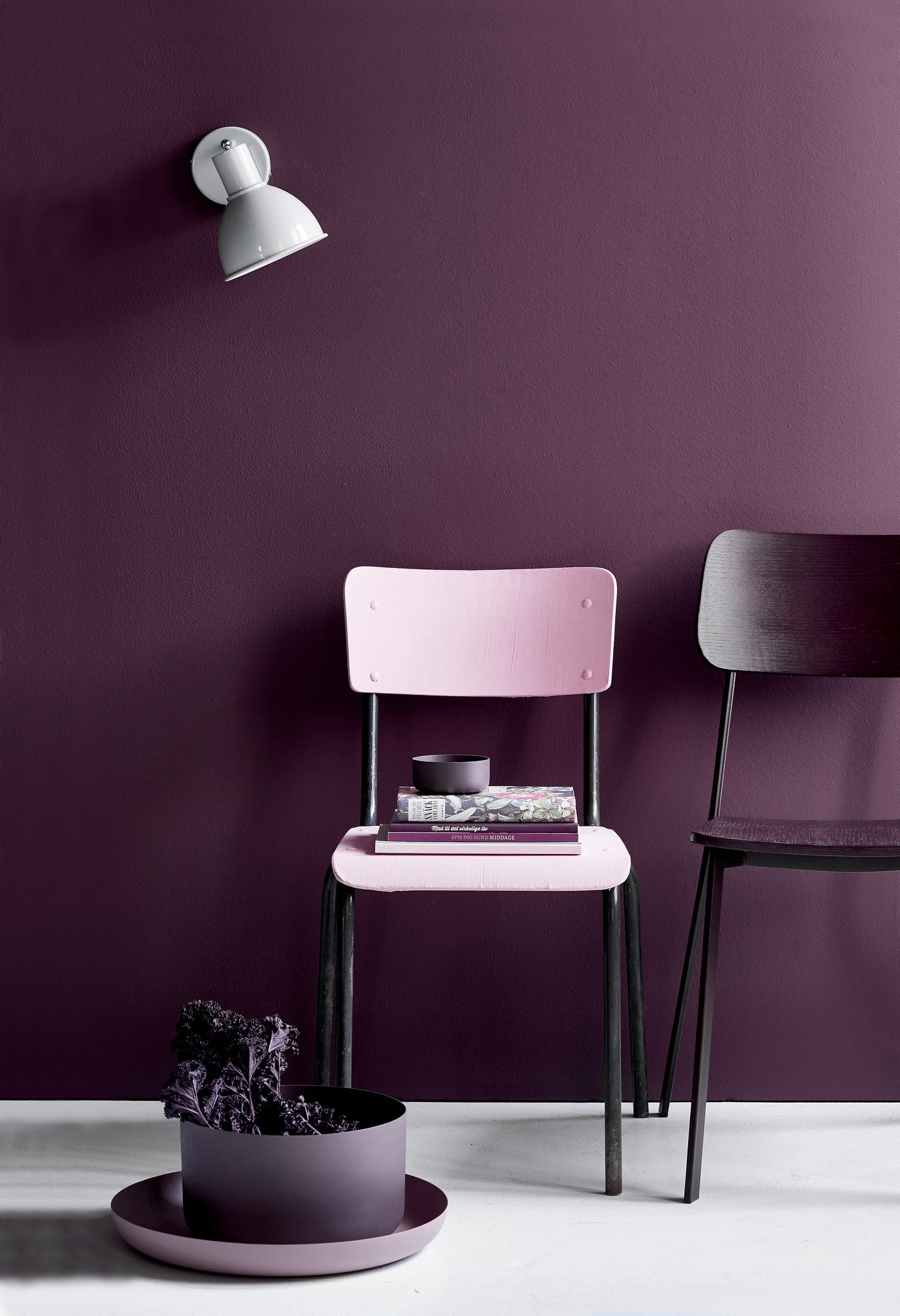 Lampa ścienna Nordic Pop z białym regulowanym kloszem i wyłącznikiem przewodowym 1xE27