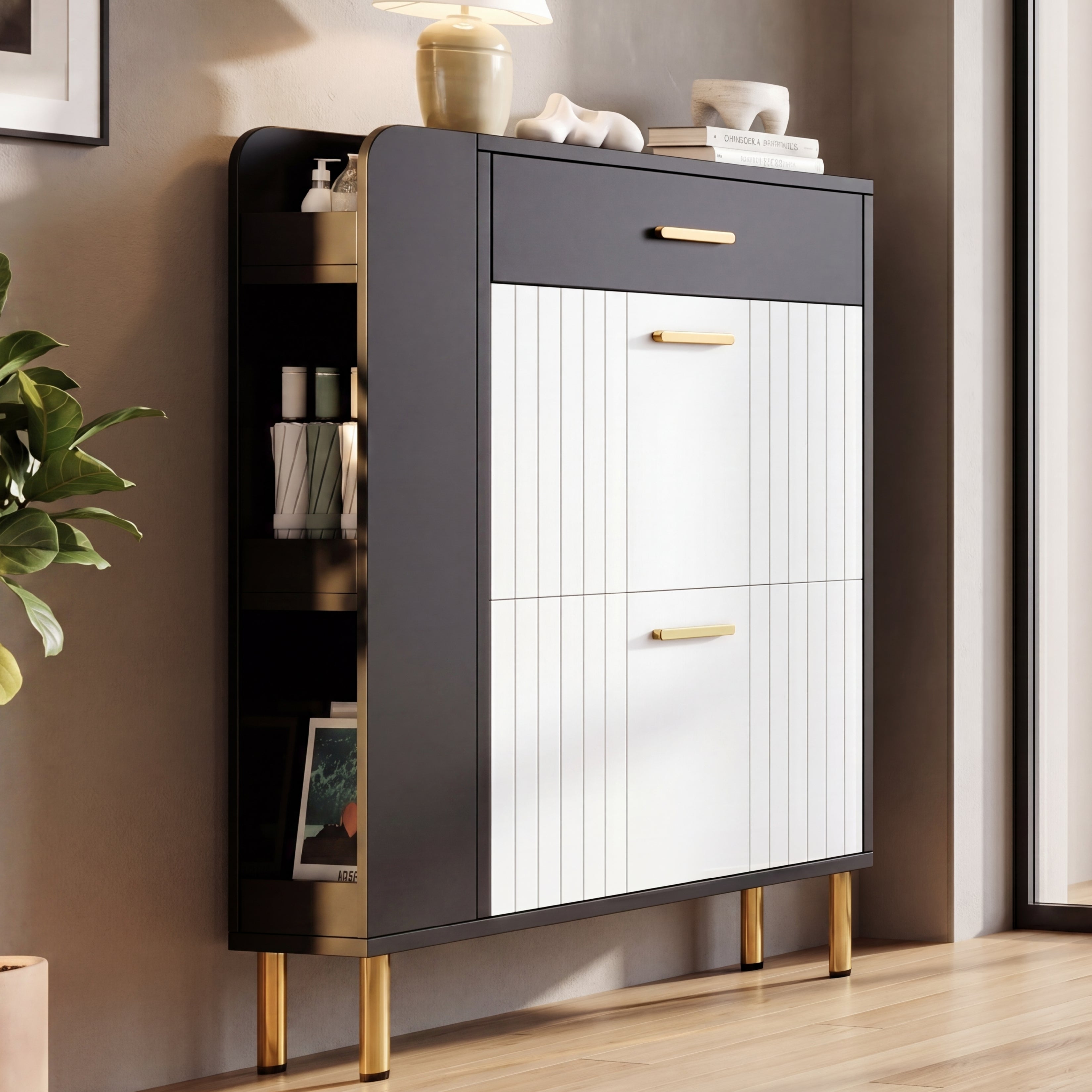Zapatero estrecho en blanco y negro con puertas abatibles, cajón y compartimentos abiertos para el recibidor.