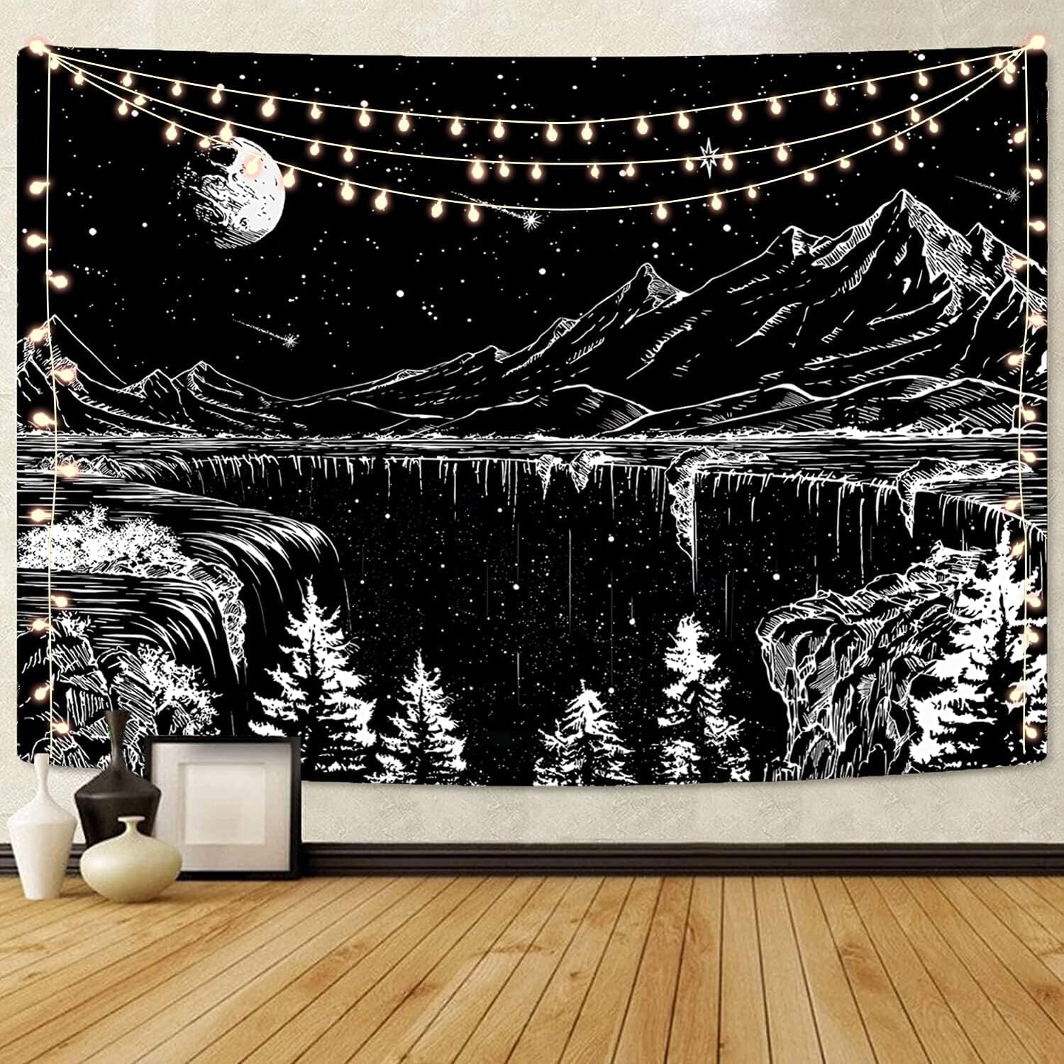 Czarno-biały gobelin z motywem gwieździstej nocy, gór, księżyca i gwiazd do sypialni i salonu – 150 x 200 cm
