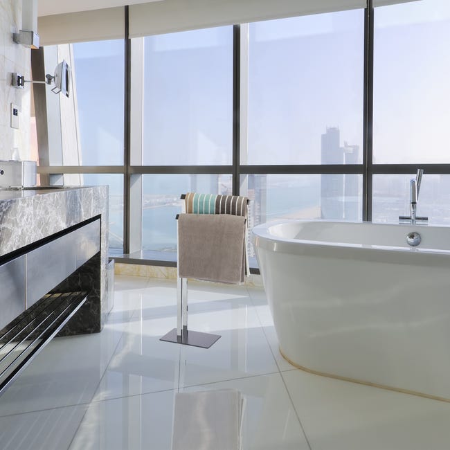 Relaxdays Portaasciugamani Da Terra Legno - Design A U, 2 Bracci, Ripiano, 86x45x19cm - Foto 6