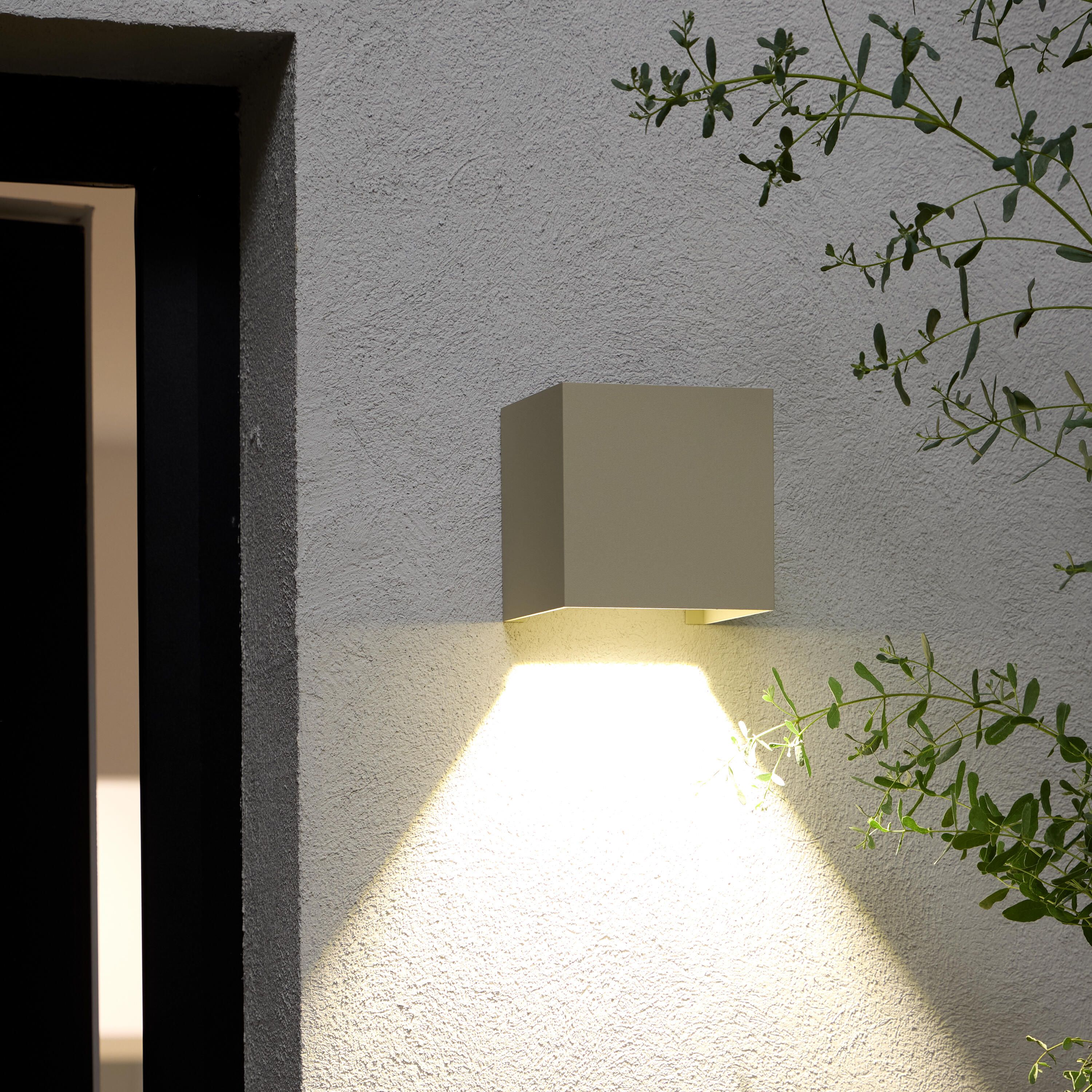 Kinkiet zewnętrzny LED z efektami świetlnymi, 810 lumenów, Roxburry piaskowy INSPIRE
