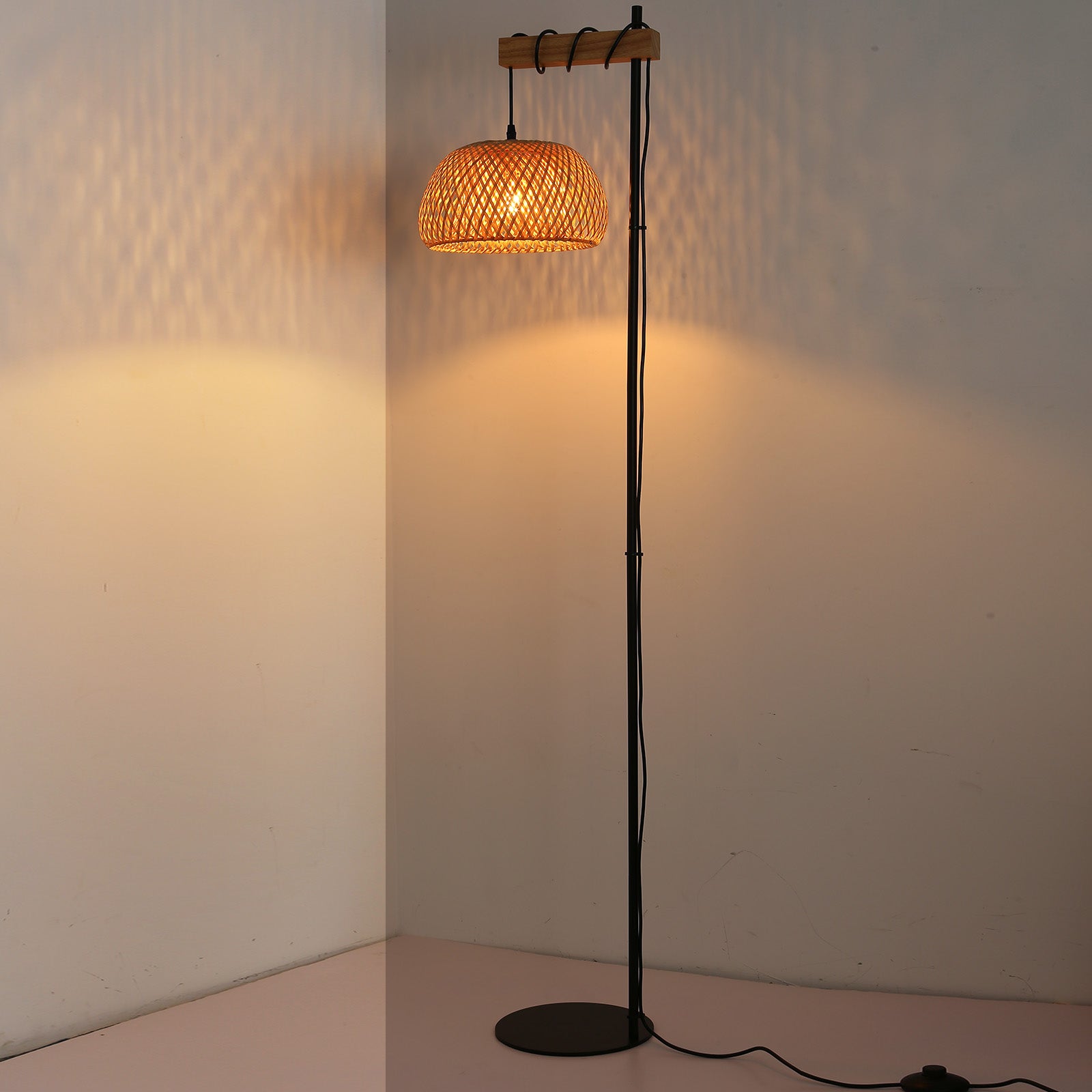 Lampe sur pied en bois et rotin avec abat-jour en bambou 