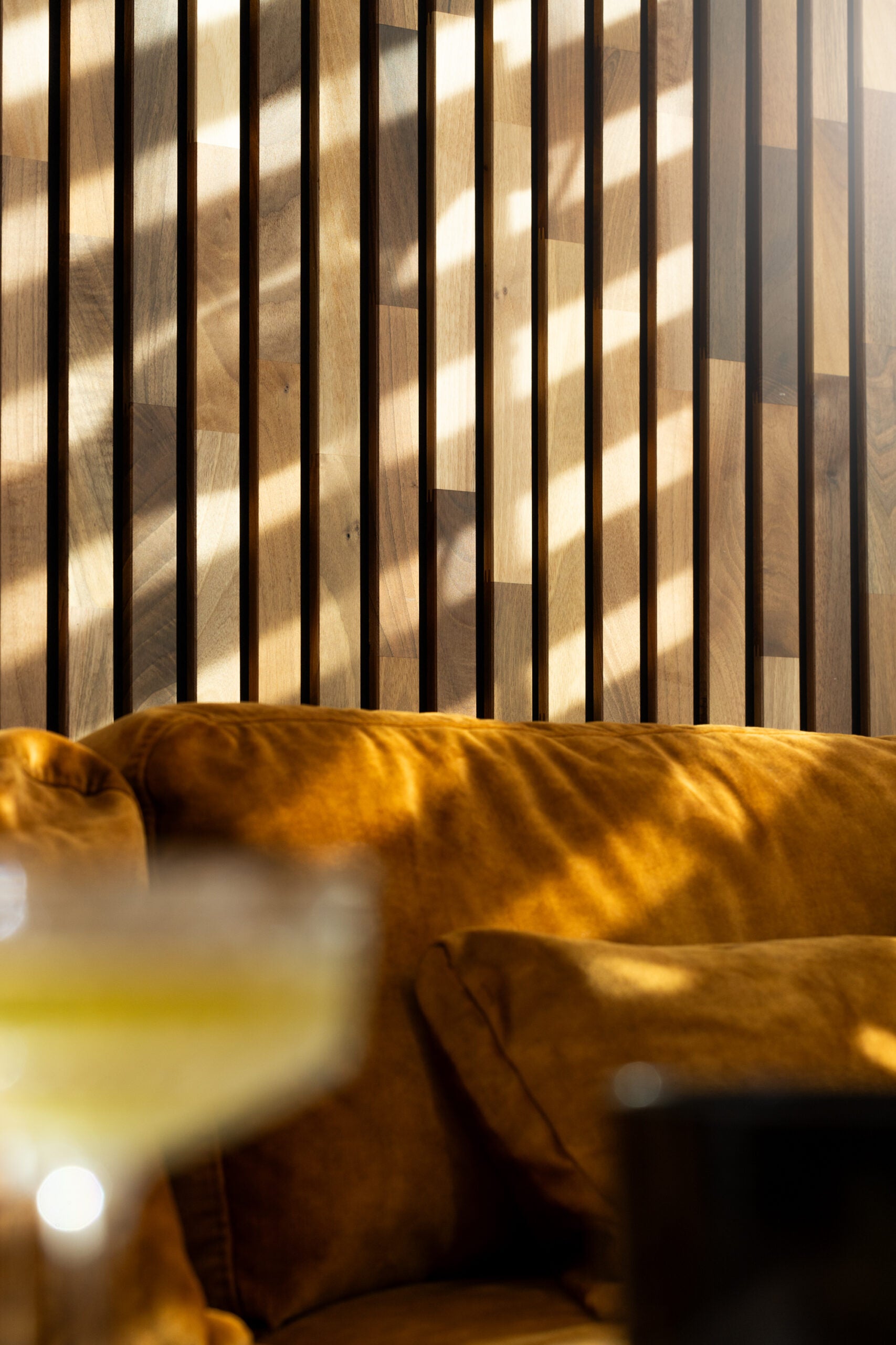 Panneau Tasseau Acoustique en Bois - Noyer Massif - 2400x600mm - Lattes 40mm, Support en Feutre Noir - 9