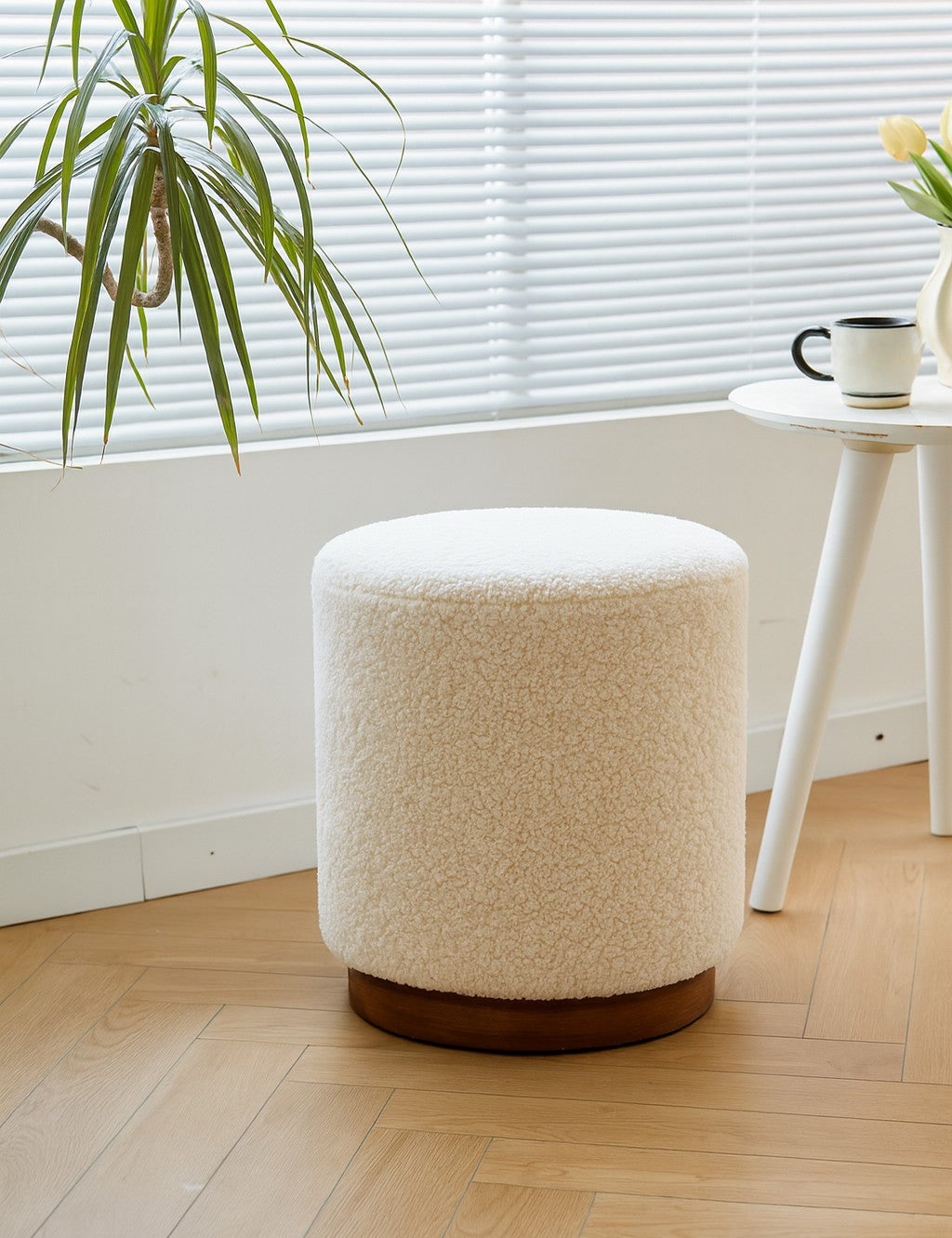 Nordlys - Pouf de Salon Base en Bois Marron Bouclettes Blanc - 2