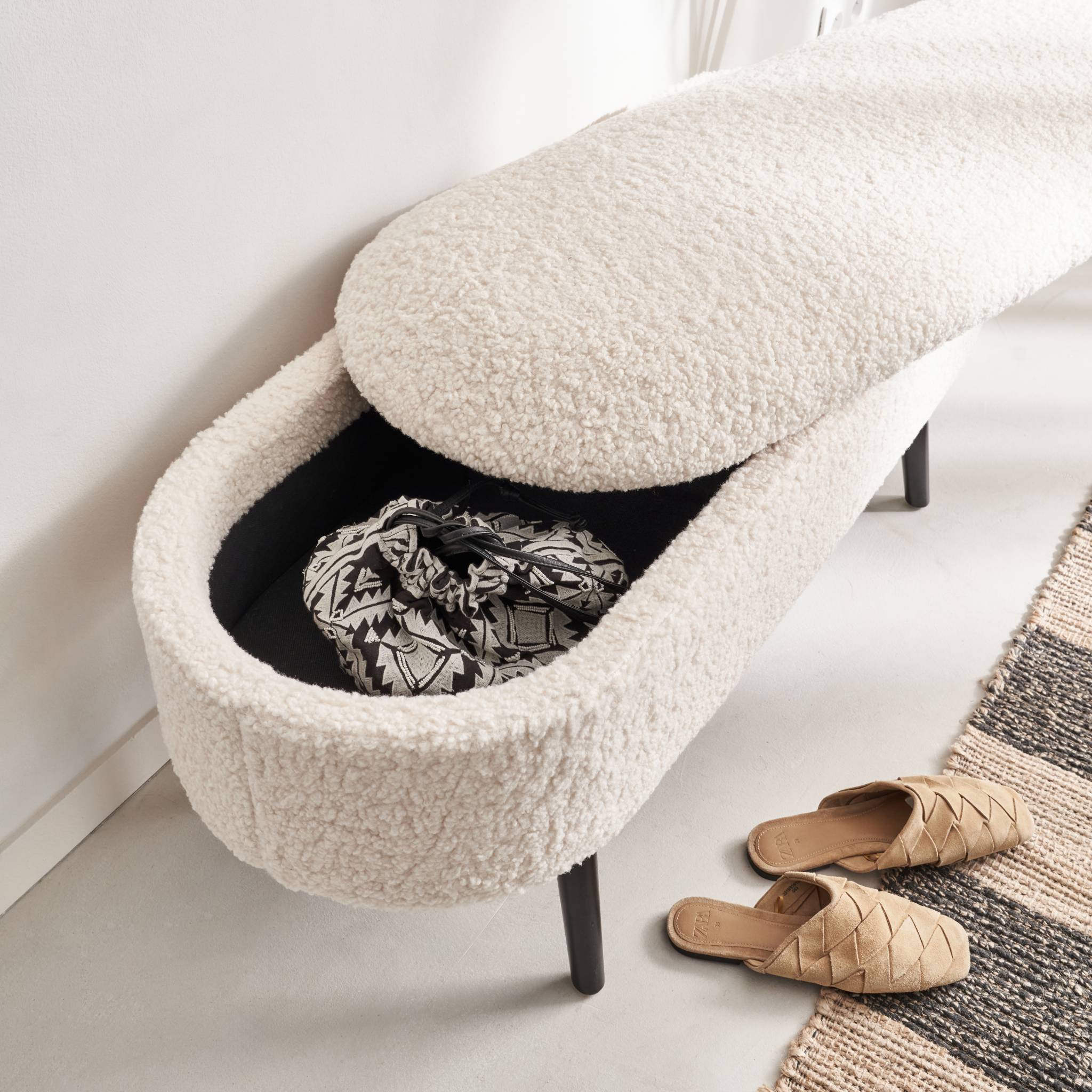 Banc coffre. bout de lit avec revêtement bouclette. écru. pieds en bois noir. L 112 x 44 x 50cm SHERPA - 3