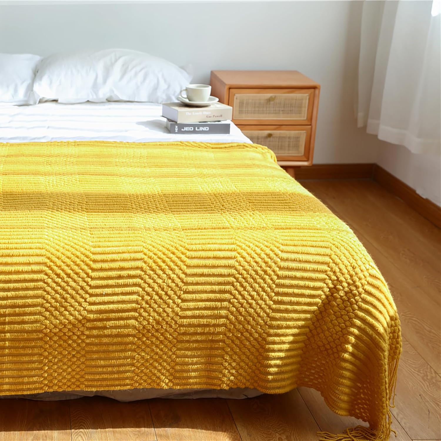 Tapis jacquard géométrique à pompons, pouvant servir de couvre-lit décoratif ou de jeté de canapé multifonctionnel, 127 x 172 cm, jaune. - 4