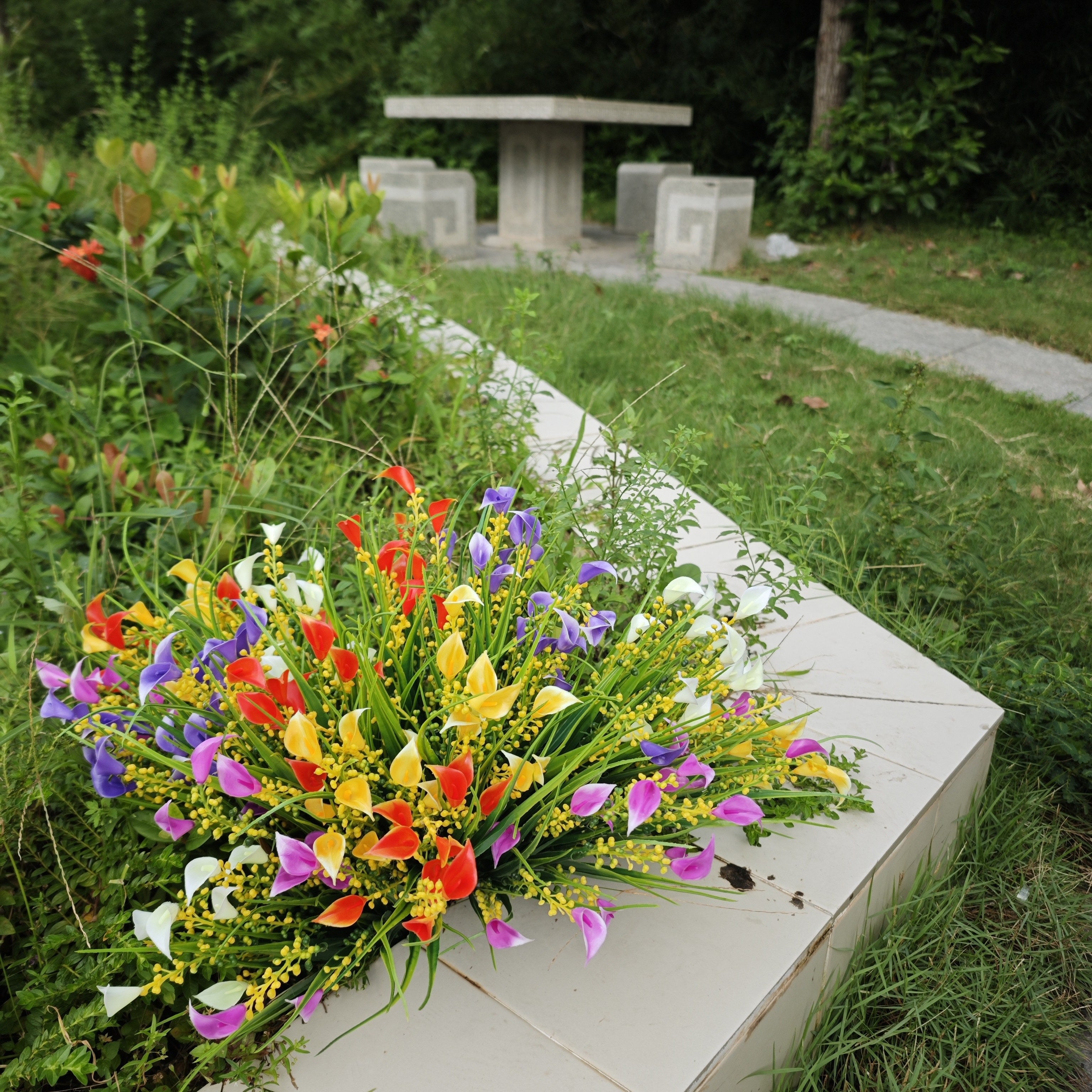 10 Manojos de Flores Artificiales de Calas y Eucalipto, Ramo de Flores Artificiales de Plástico, Resistentes a los Rayos UV - 6