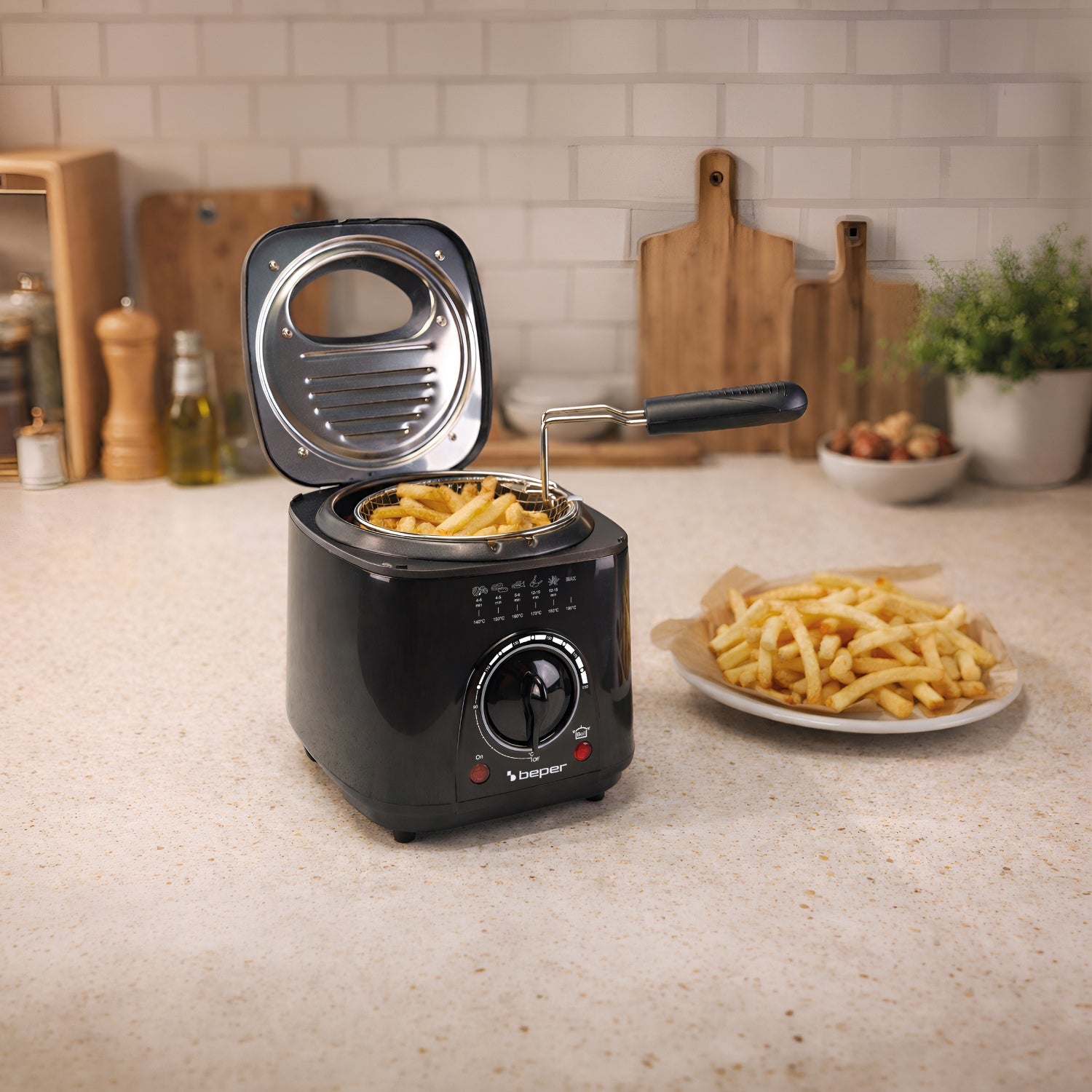 BEPER P101FRI100 Friteuse électrique 1 L, 950 W, panier en acier amovible, couvercle avec hublot, filtre amovible et lavable, température réglable - 5