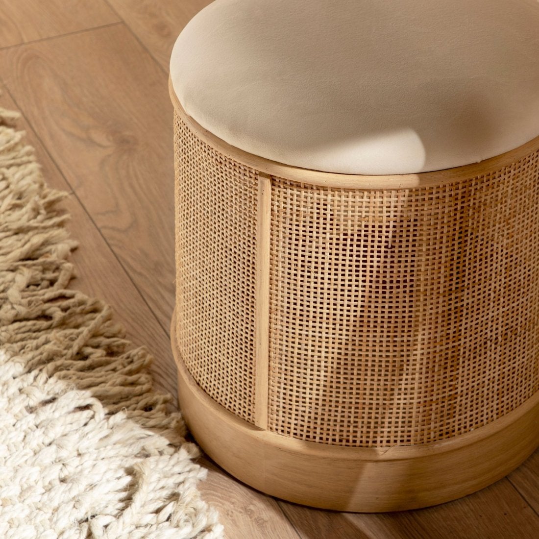 Pouf rotondo imbottito in velluto beige e rattan naturale Sure - 5