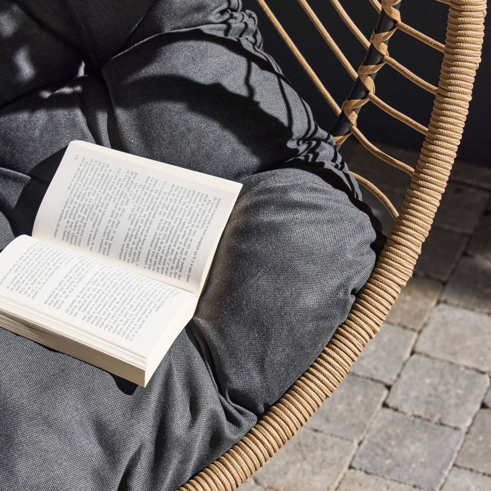 Oeuf suspendu acier polyester Cassis beige et noir. 96 x 95 x 200 cm CASSIS - 3