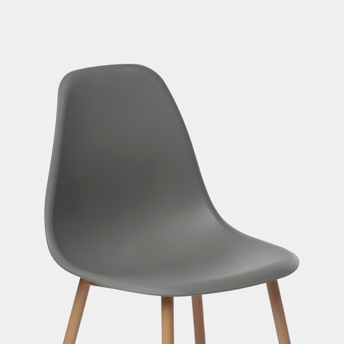 Cadeira em polipropileno cinzento com perna natural Nina - 6