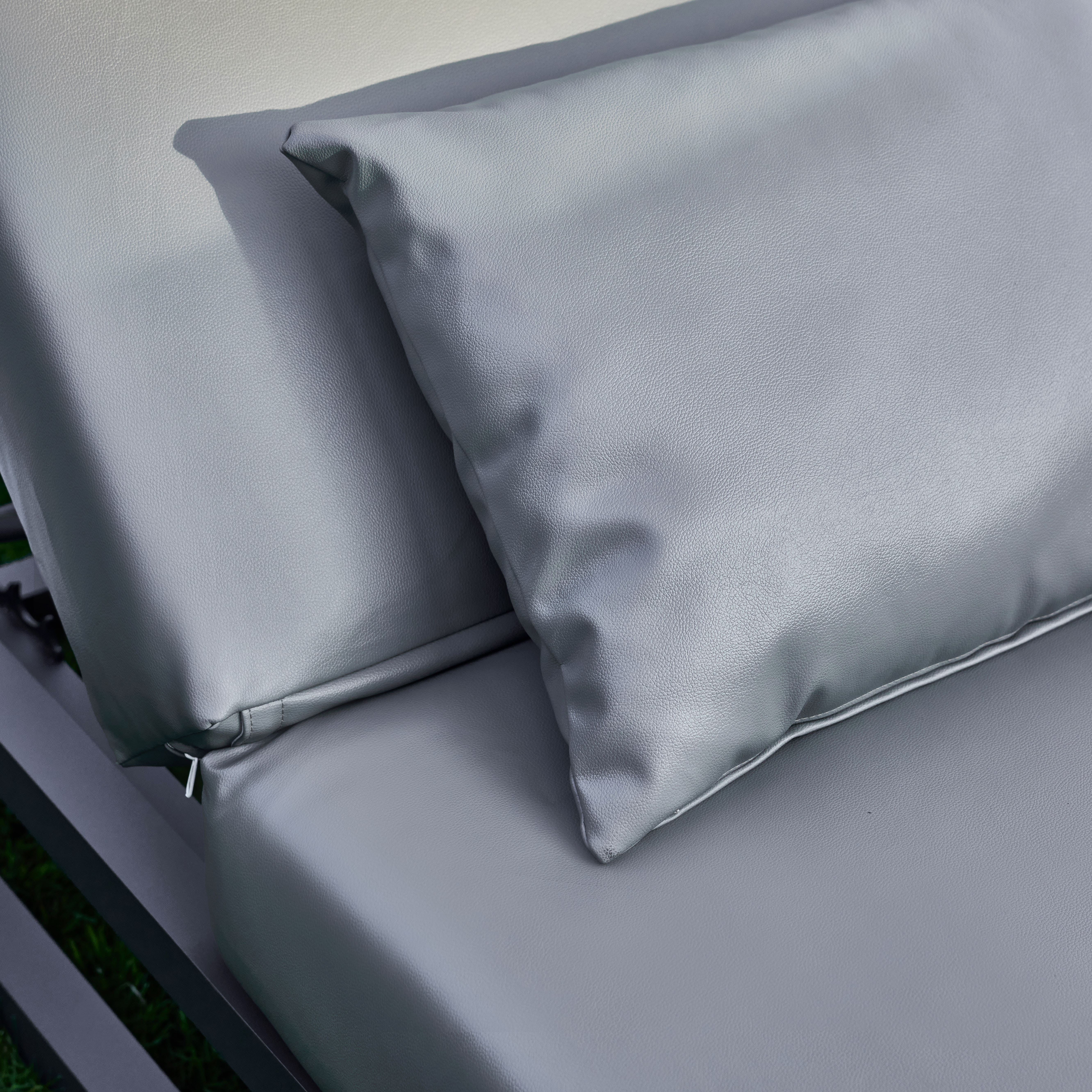 Cama balinesa em alumínio branco e almofadas cinzentas - Balinese - 6