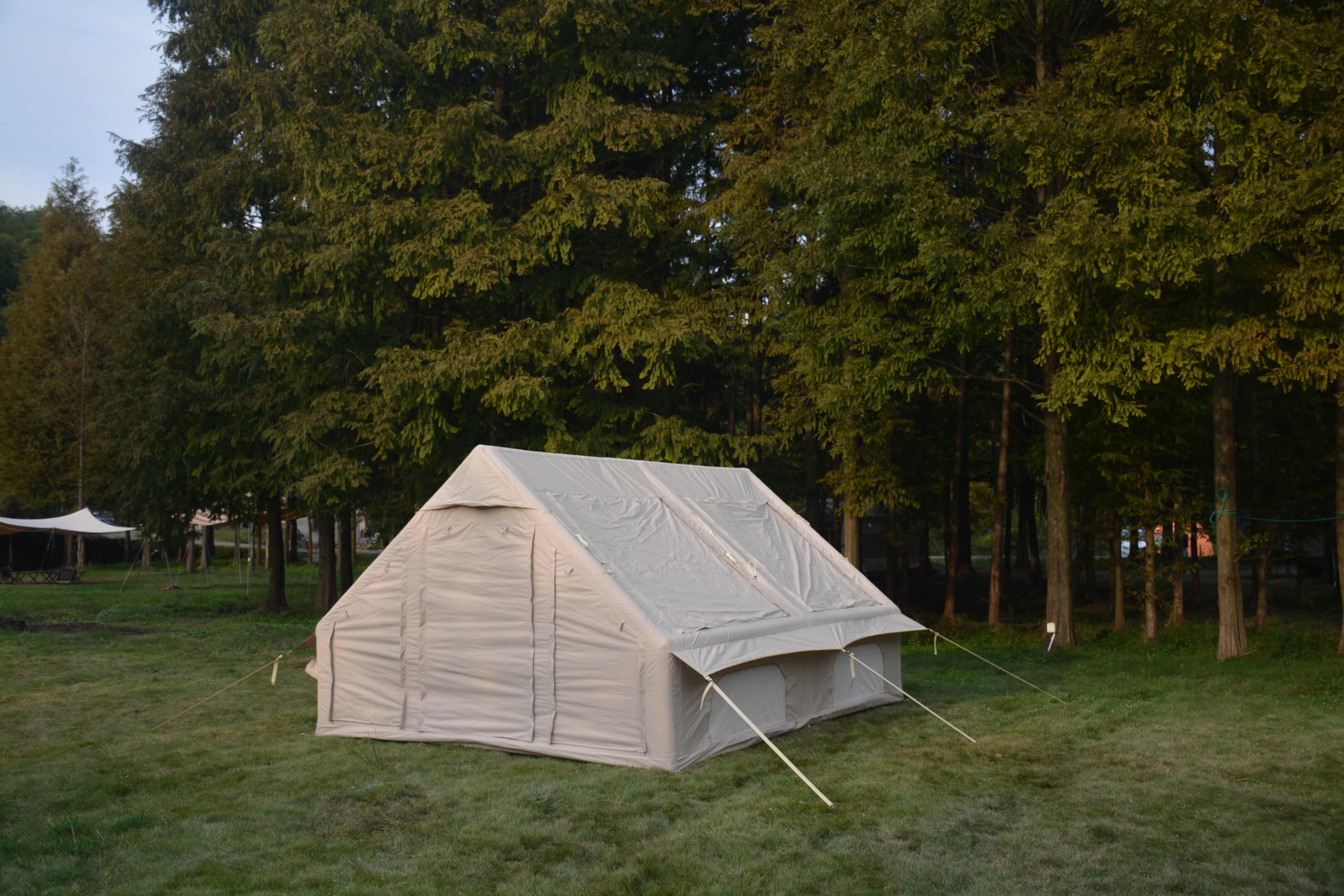 Grande maison gonflable sous tente - 6