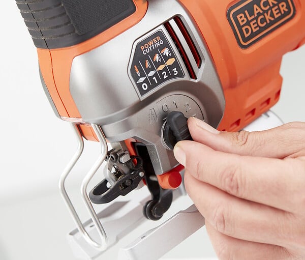 BLACK+DECKER S, Seghetto alternativo 650W ad azione pendolare. BES610K-QS