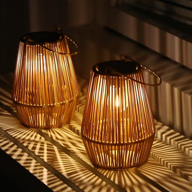 Lot de 2 lampes solaires en rotin, lanternes solaires d'extérieur,lampes solaires de jardin, étanchéité IP55 pour jardin,terrasse, porche, balcon