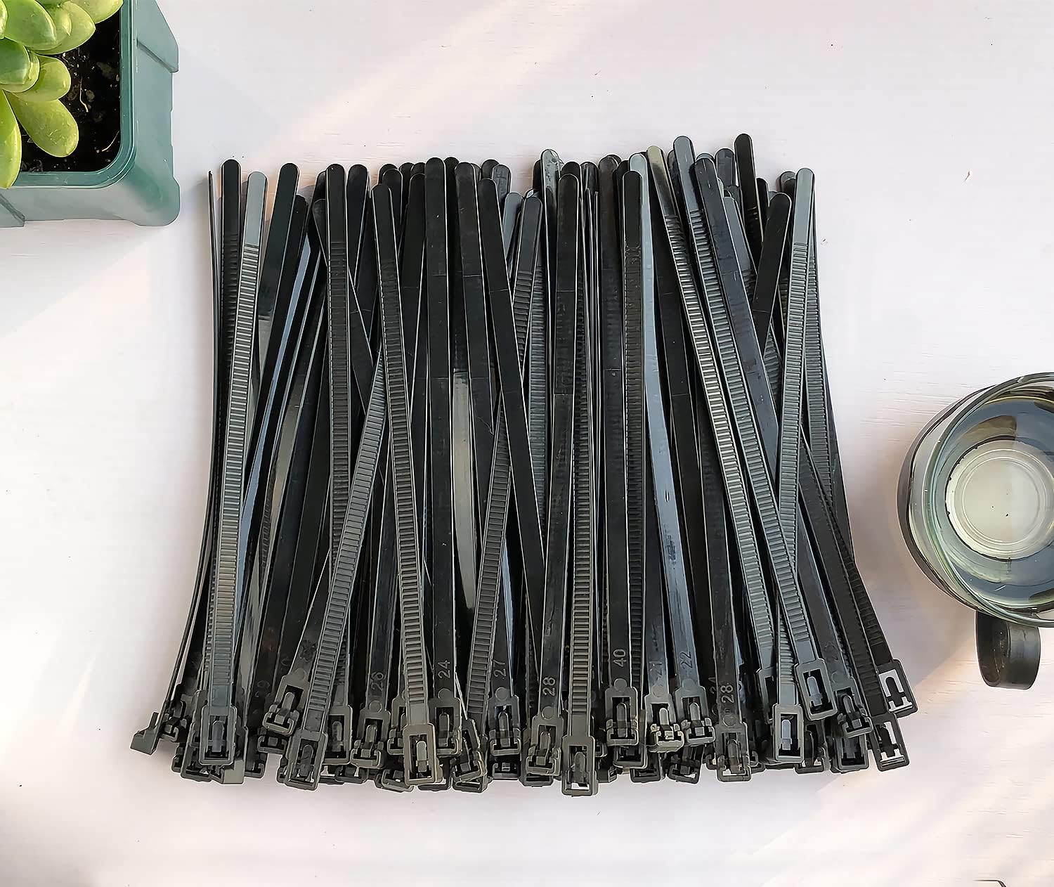 Opaska zaciskowa wielokrotnego użytku z nylonu 200 mm × 8 mm, plastikowa opaska kablowa, czarna, zestaw 100 sztuk