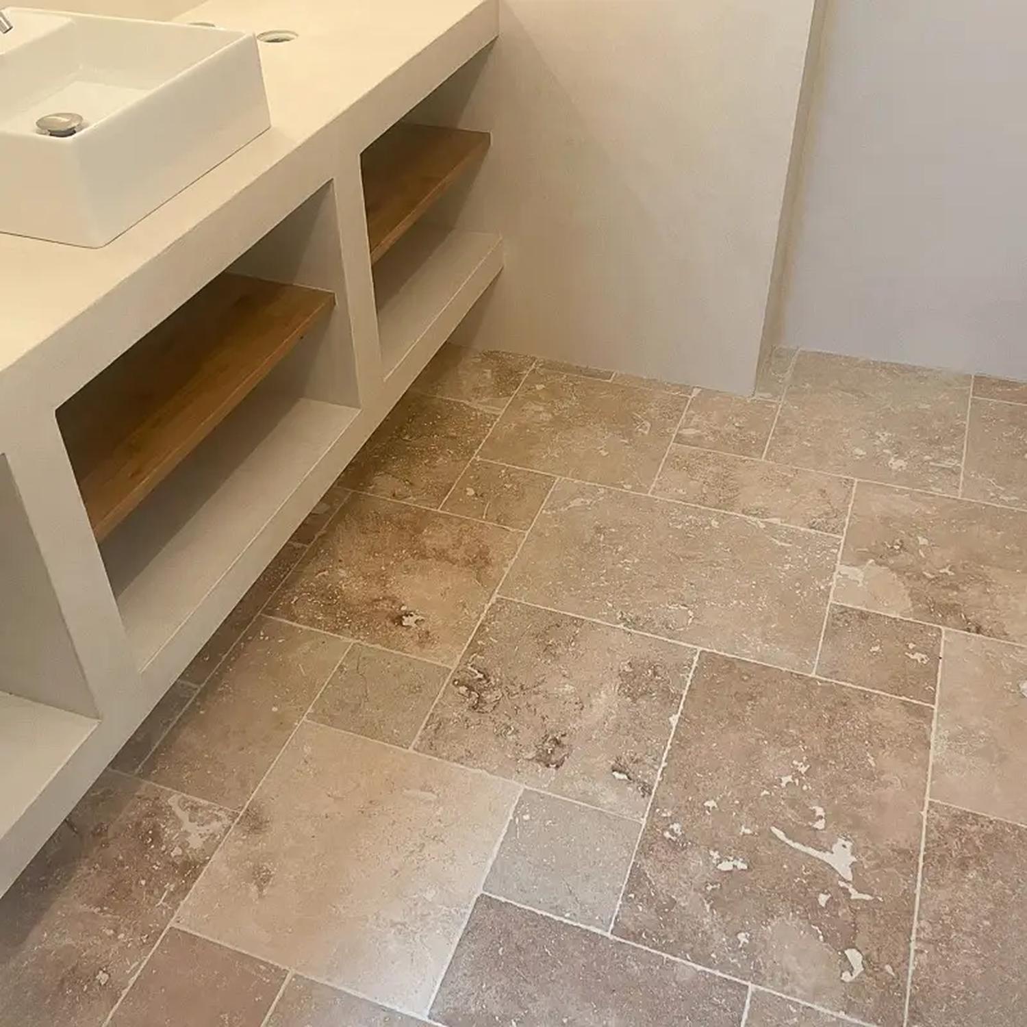 Carrelage en travertin deuxième choix - Opus : 4 formats, 1,2 cm - Vendu en lot de 0.74 m² - 4