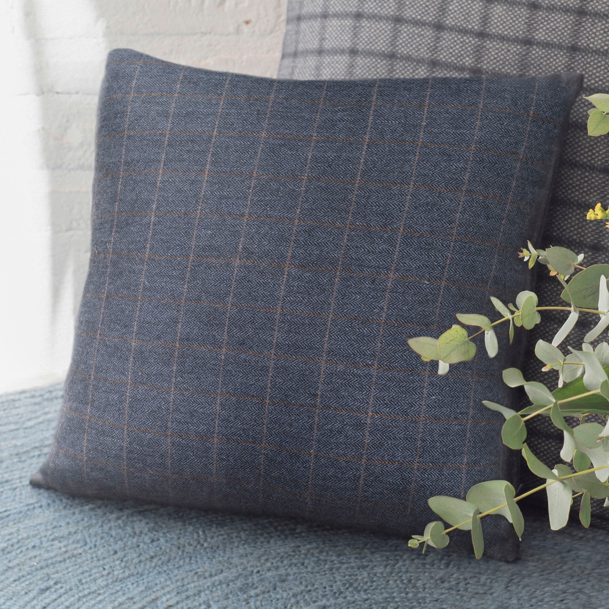 Coussin Leeds 45x45 cm déhoussable coton bleu foncé à carreaux marron | Décoration intérieure - 3