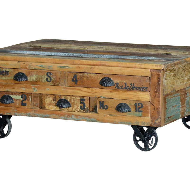 Podstawa stołu z odzyskanego drewna i wielokolorowe metalowe ruletki
