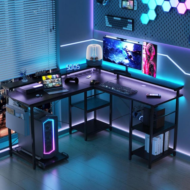 Bureau en L Tbfit réversible avec LED RGB, prises intégrées, ports USB, support écran et étagères réglables