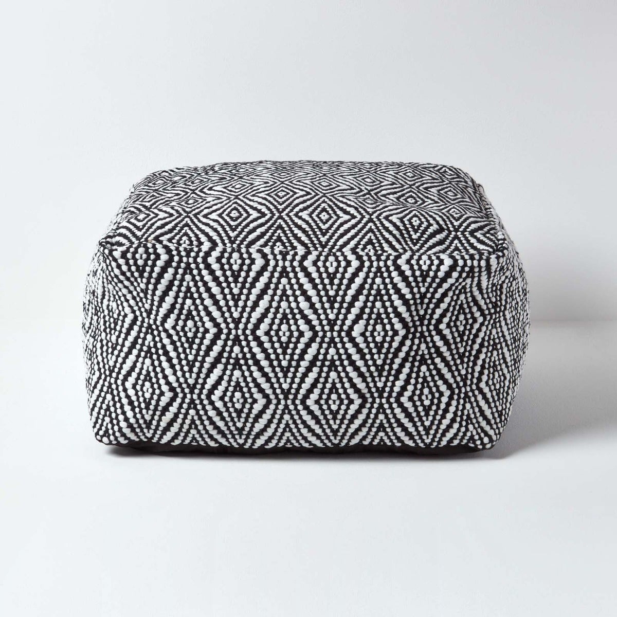 HOMESCAPES Pouf Bohémien In Macramè Bianco E Nero, Altezza 40 Cm, In Cotone E Lana, Poggiapiedi O Seduta Decorativa Con Imbottitura In Polistirolo