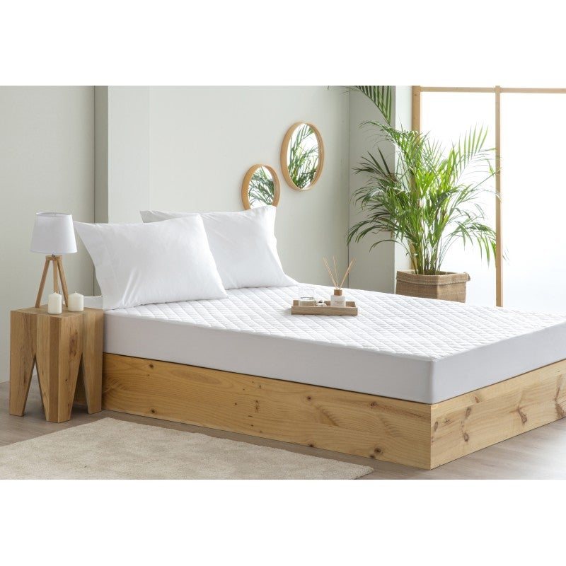Protector de colchón acolchado antiácaros con membrana transpirable e impermeable y tratamiento sanitario.