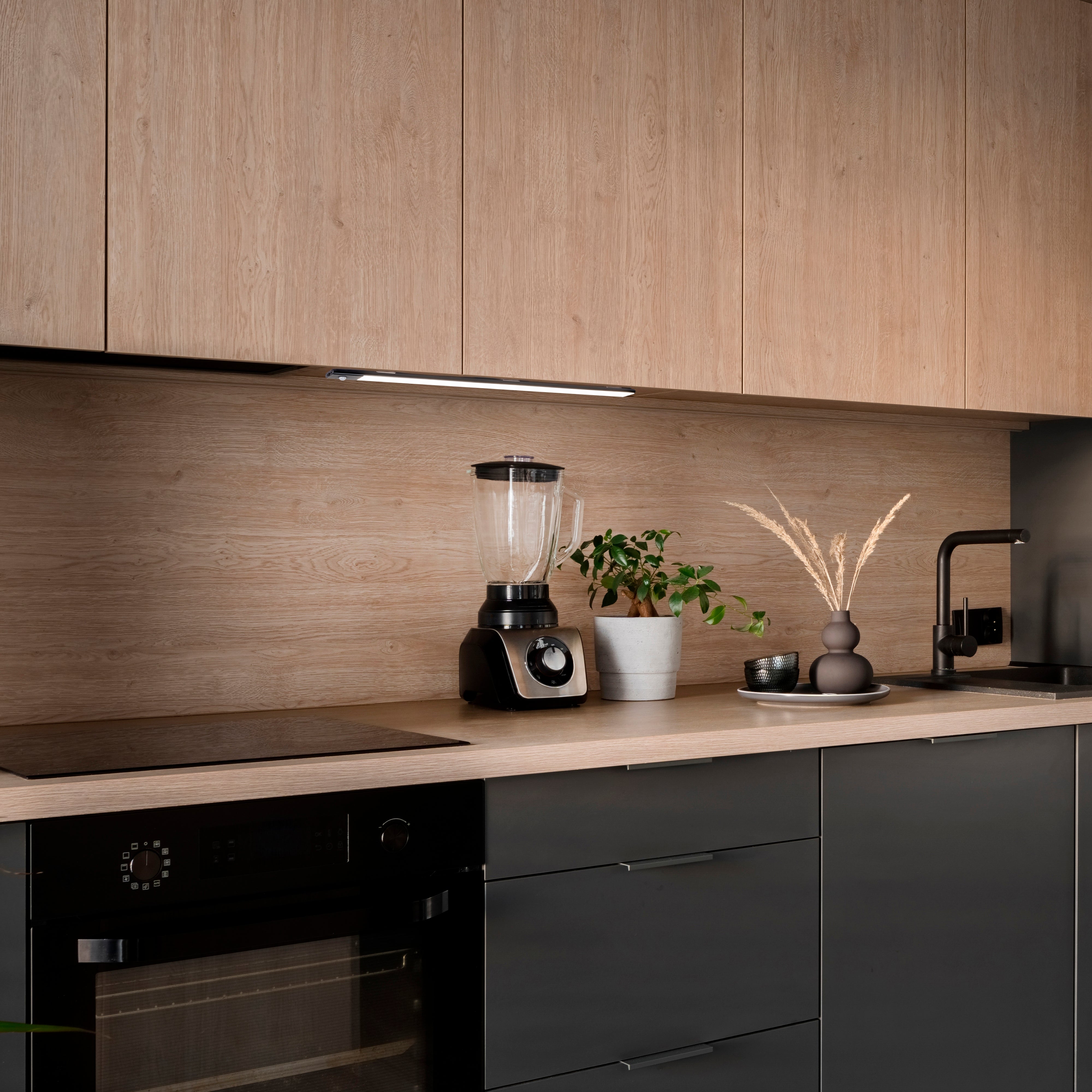 Emuca Lampka ścienna LED Kaus Black ładowana przez USB, z czujnikiem ruchu, L240 mm, Plastik i aluminium, Malowana na czarno - 3
