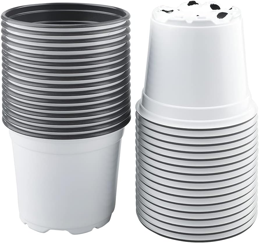 Opakowanie 100 białych plastikowych doniczek o średnicy 12 cm na sukulenty, warzywa i sadzonki.