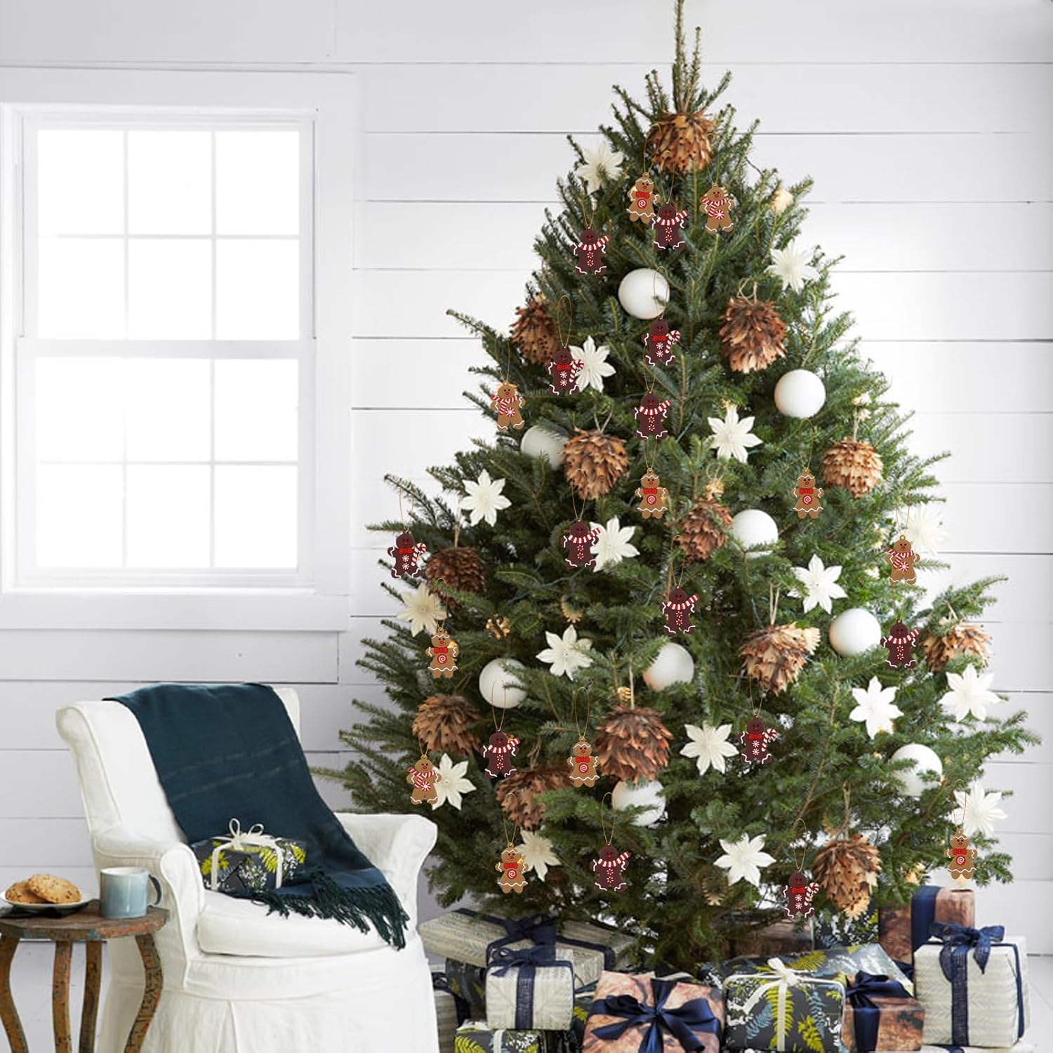 12 enfeites de Natal de gengibre, bonecos de gengibre encantadores e bastões de doces pendurados para decoração festiva - 5