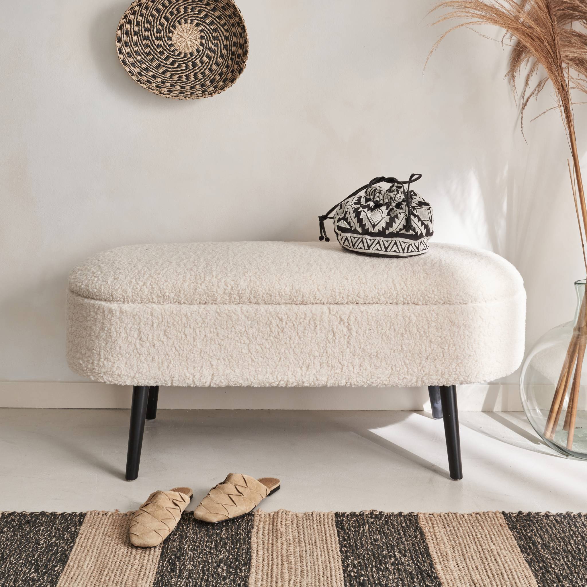 Banc coffre. bout de lit avec revêtement bouclette. écru. pieds en bois noir. L 112 x 44 x 50cm SHERPA - 2