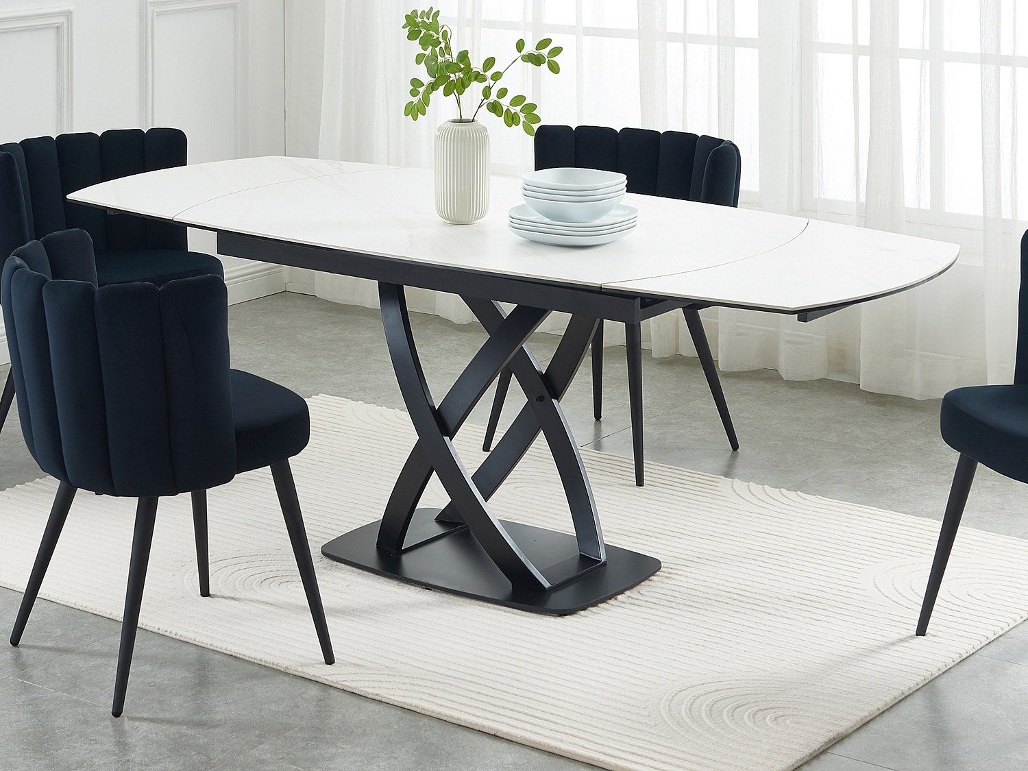 Stół do jadalni rozkładany dla 4 do 8 osób z ceramiki, szkła hartowanego i stali nierdzewnej - Efekt białego marmuru i Czarny - LIOMELI marki Maison C