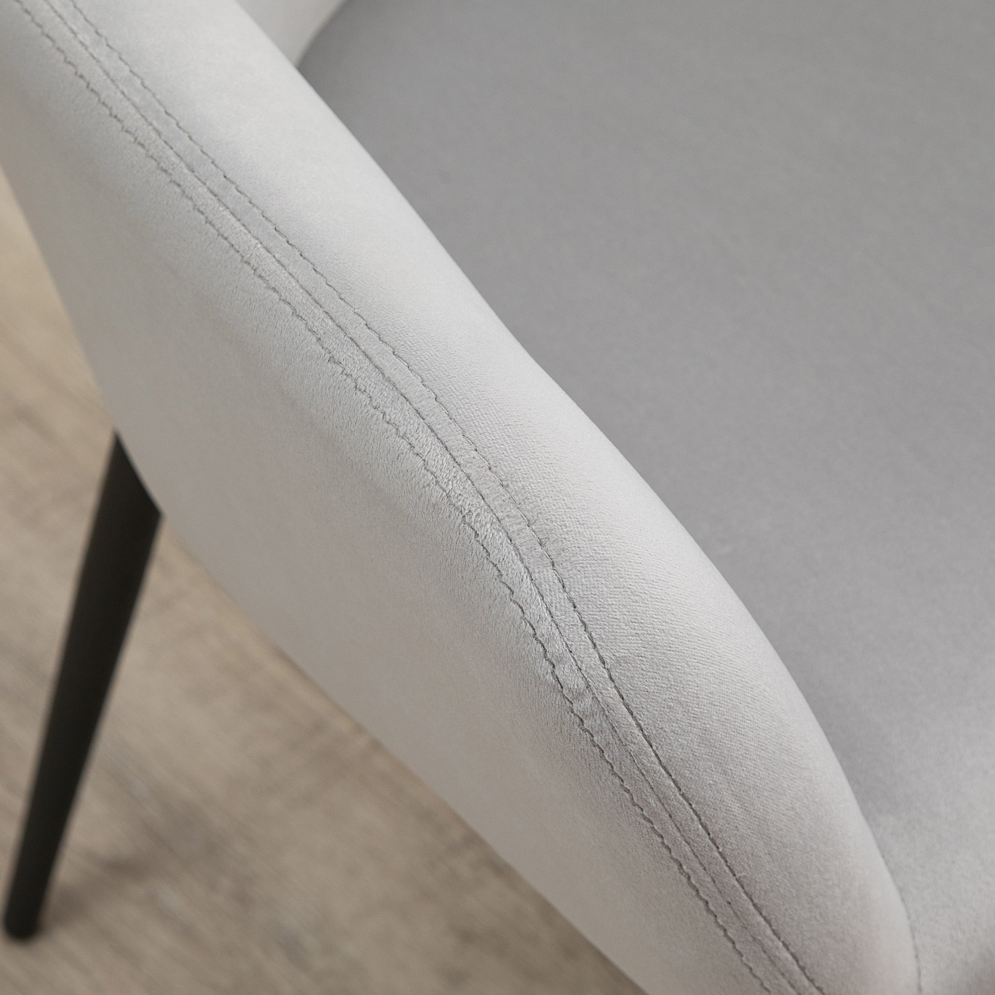 HOMCOM Set 2 Sedie per Soggiorno in stile Nordico con Schienale e Braccioli Ricurvi, Seduta Imbottita e Gambe in Acciaio, 54x57x80 cm, Grigio - 9