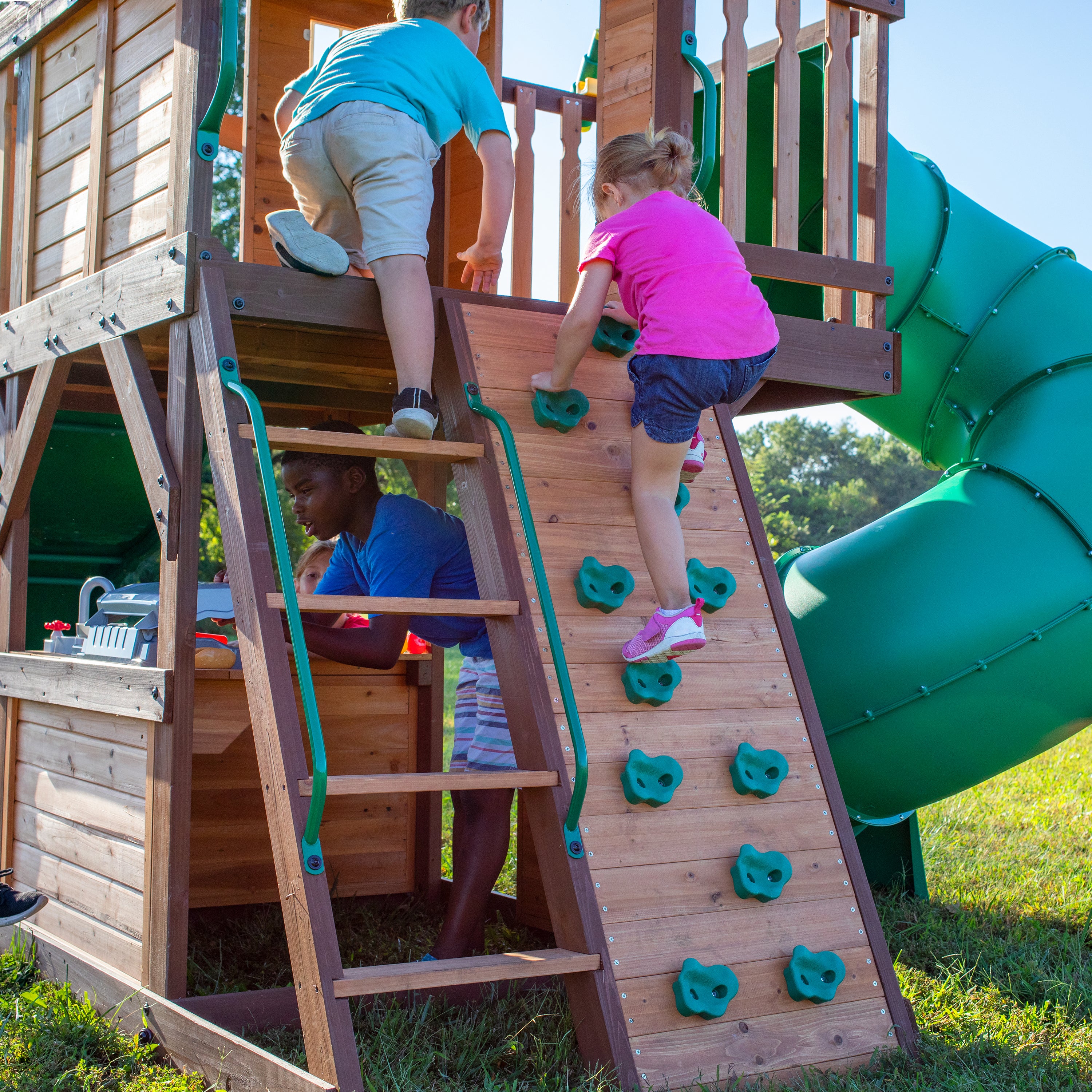 Maisonnette en bois de Cèdre / Cabane pour enfant avec Balançoires, Toboggan, Double Mur d'Escalade, Banc | Backyard Discovery Cedar - 6