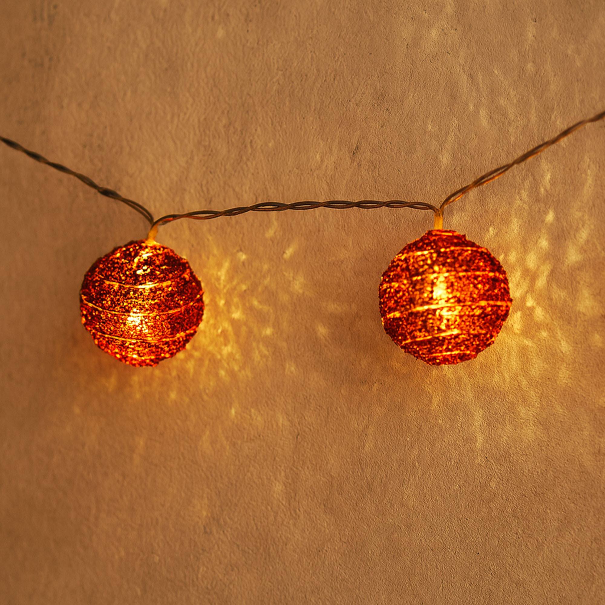 Guirlanda de Natal com 10 luzes LED e bolas decorativas nas cores vermelha e branca. - 4