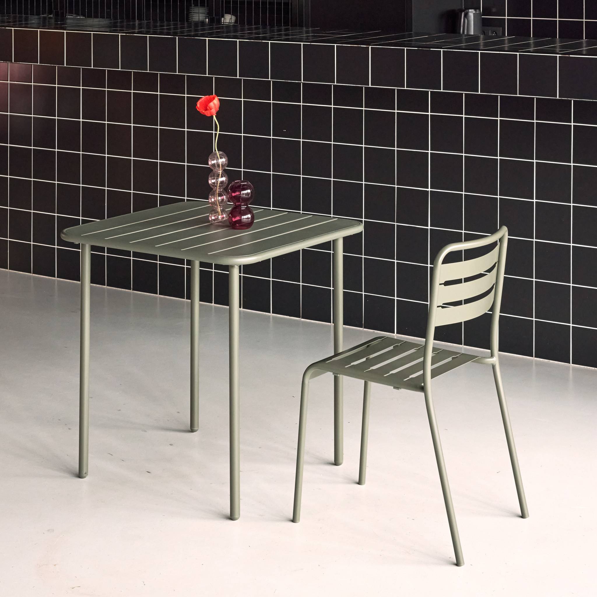 Table de jardin métal 2 places. kaki. Amelia. 70x70cm. traitement antirouille. lattes et bords arrondis AMÉLIA - 3