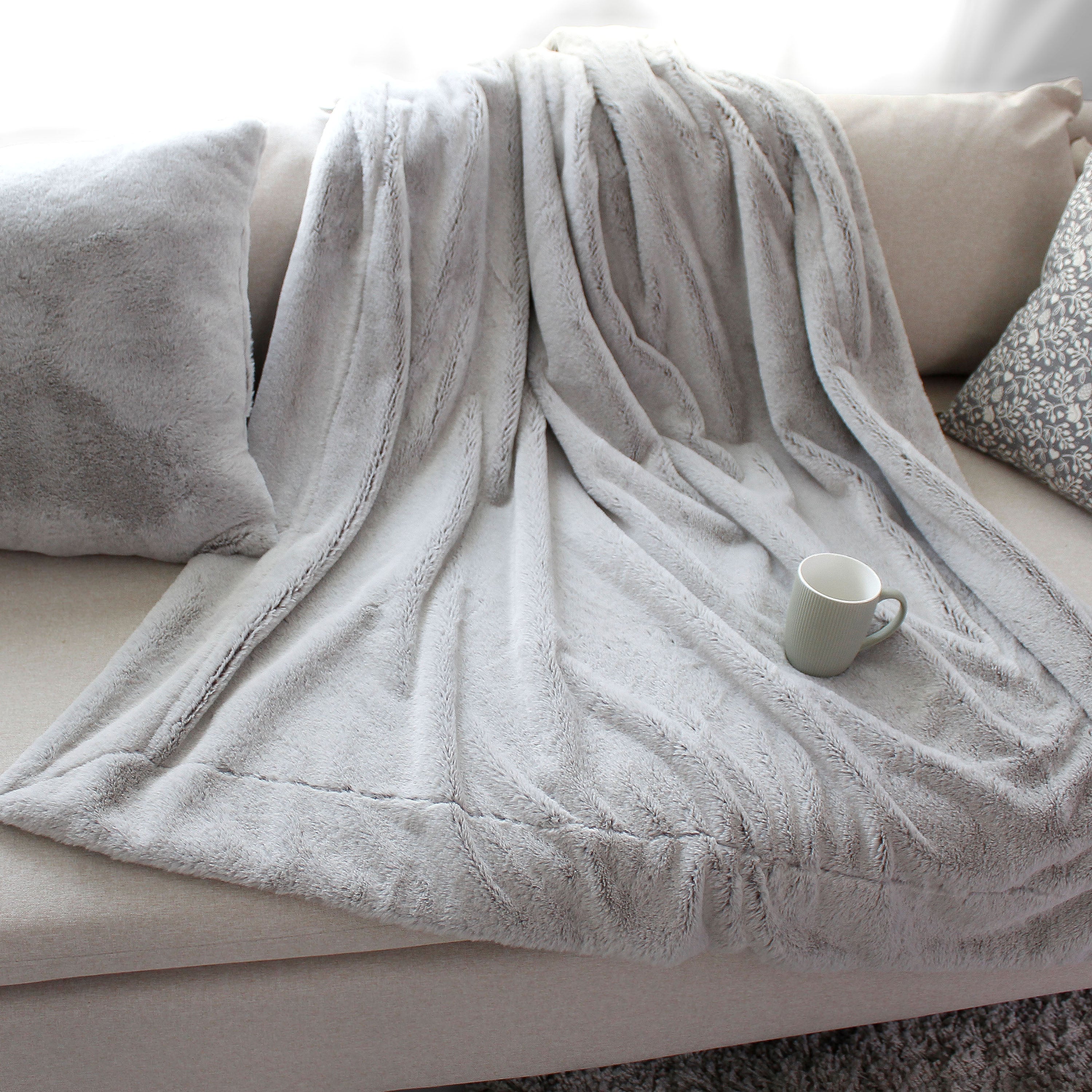 Lot Plaid + Coussin carré, fausse fourrure, Gris, Collection Rabbit, CMADECO - 2