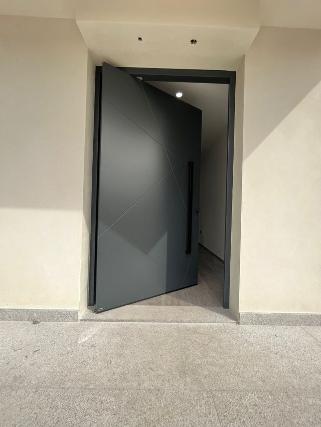Puerta Pivotante de Seguridad Lacada en Gris Antracita con Diseño Geométrico Grabado - Medida 130x250 cm-Apertura Derecha