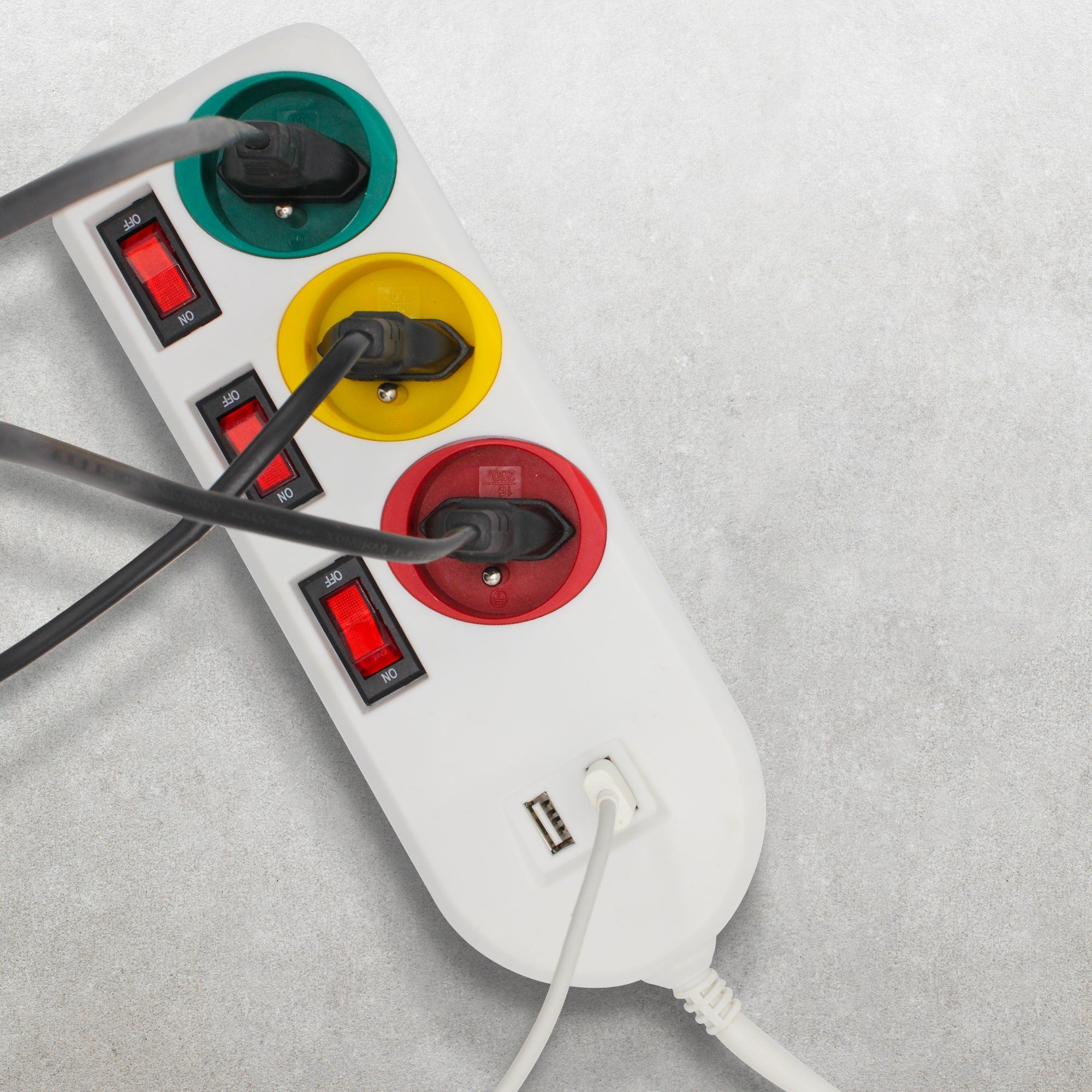 FISHTEC - Multiprise Trio Color - 3 prises avec interrupteurs individuels + 2 ports USB - 1,8 m - 3680W - ABS robuste - Maison ou bureau - 2