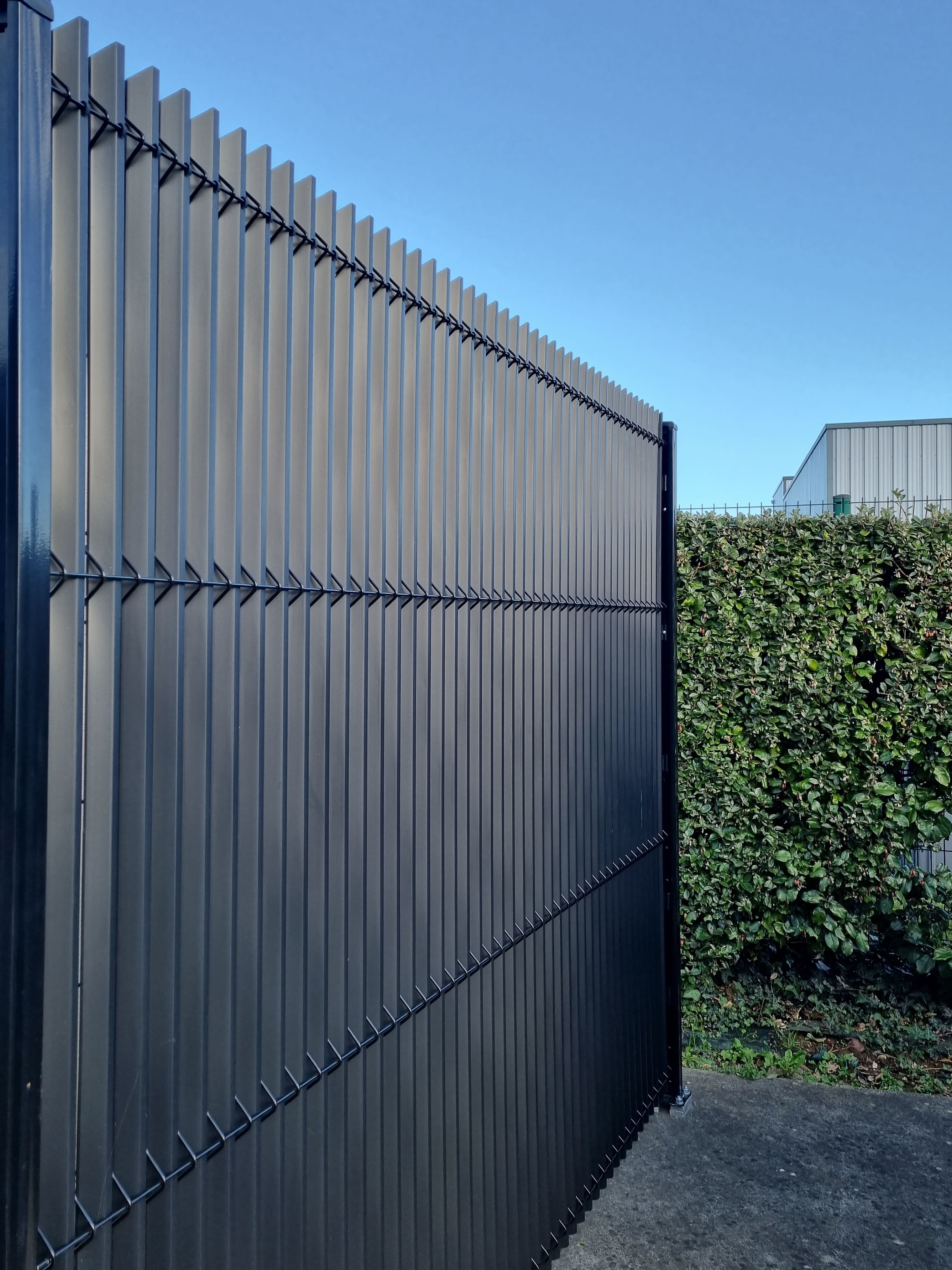 Kit occultant 3D rigides - Lg 2m50 x Ht 1m23 - PVC 3D - gris anthracite - brise vue - maille 200x55mm - 2