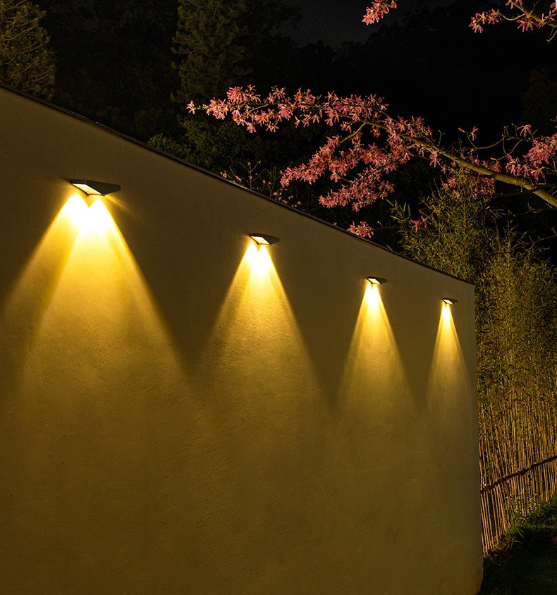 Confezione da 4 luci solari da parete da esterno, impermeabili IP65, luce bianca 6500K, per giardino, terrazza e patio | Leroy Merlin