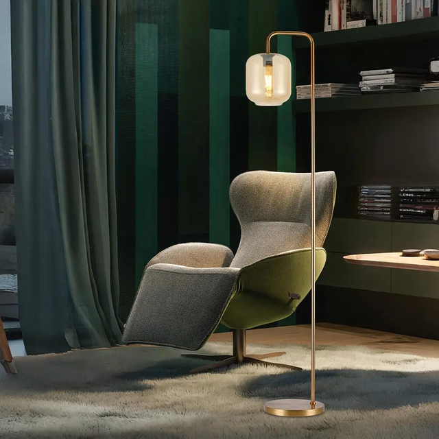 DekoArte - Lámpara de pie vintage 1 luz E27 en latón cepillado y cristal ámbar | Elegancia para salones, hoteles o espacios con encanto